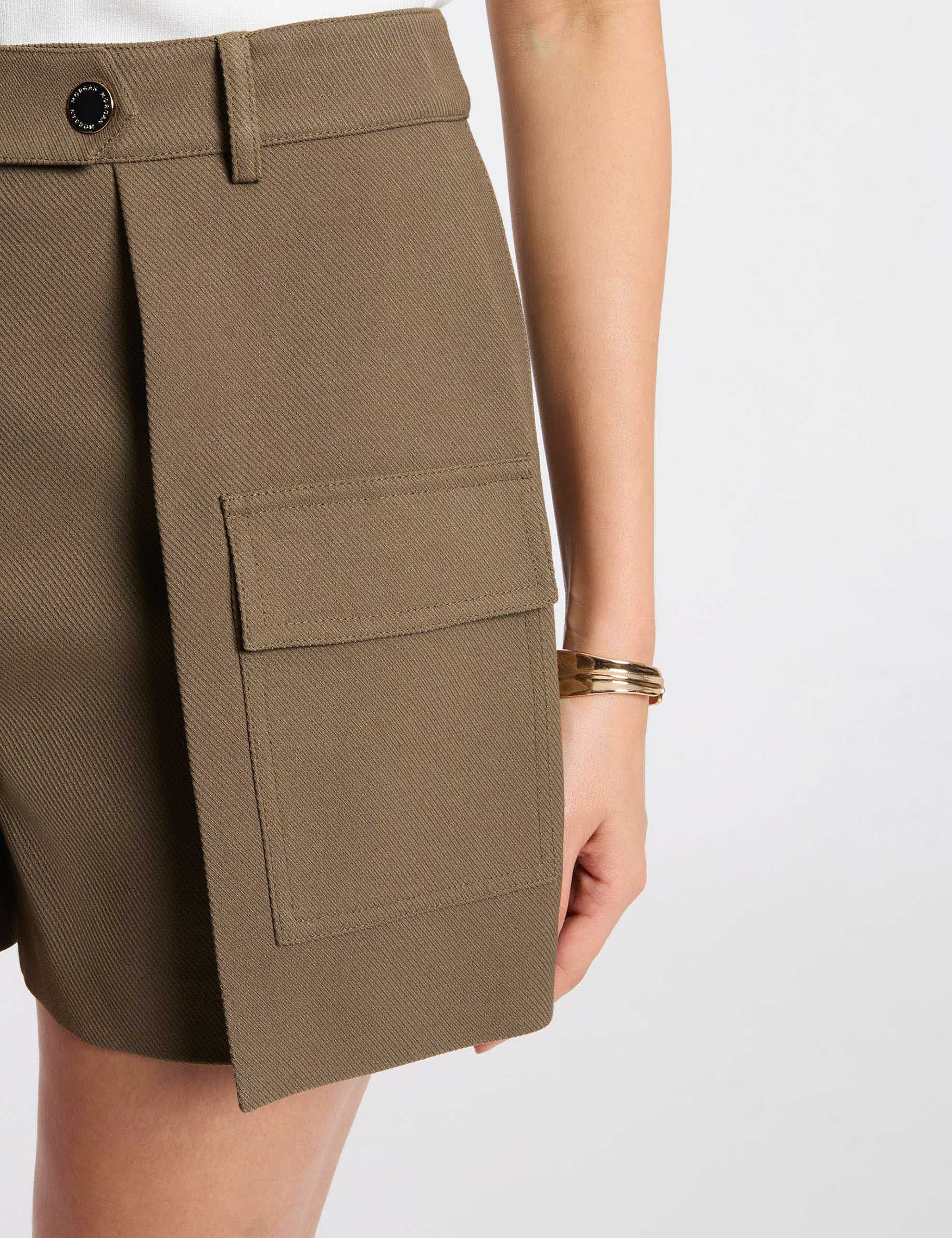 Short recto bolsillos solapa verde caqui mujer