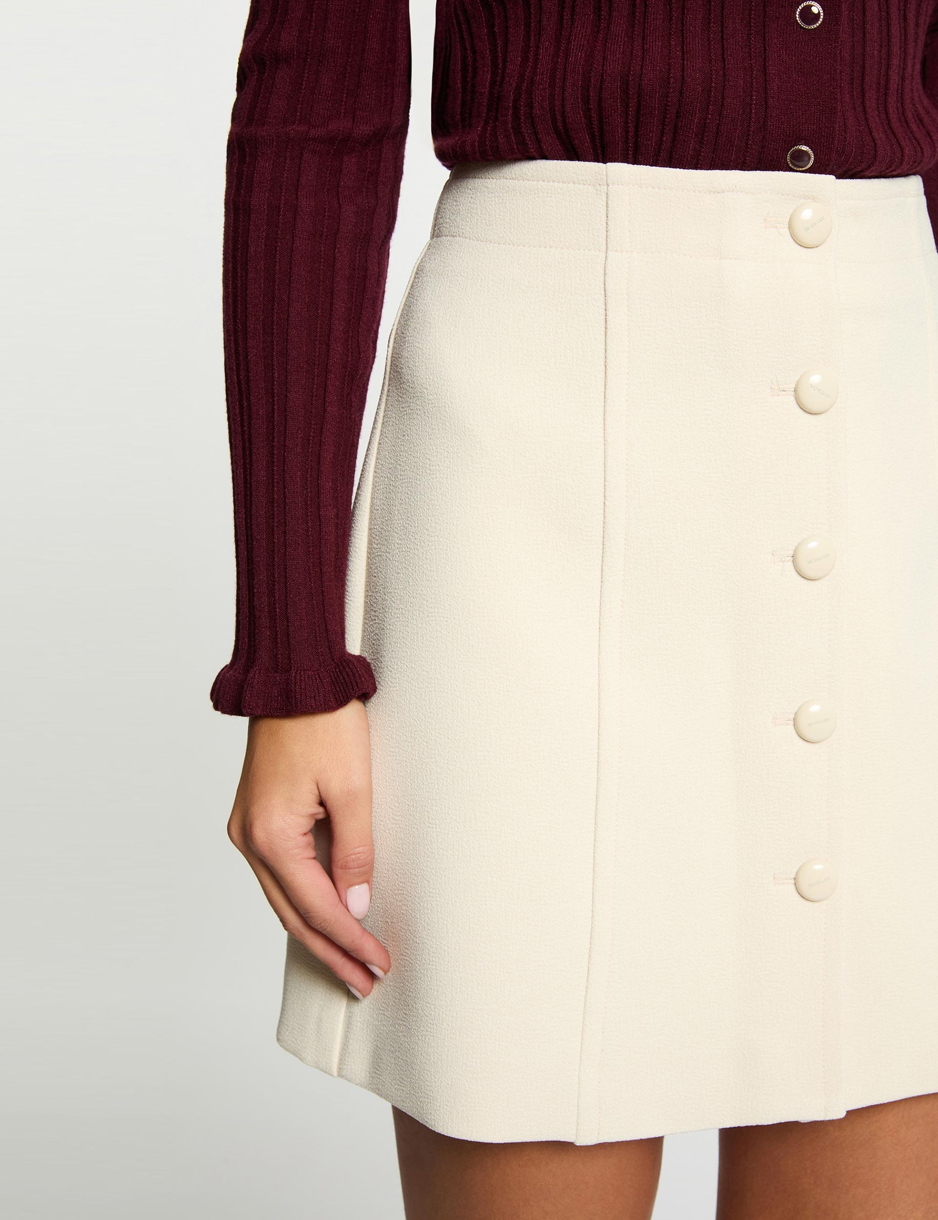 Falda corta ajustada creme mujer