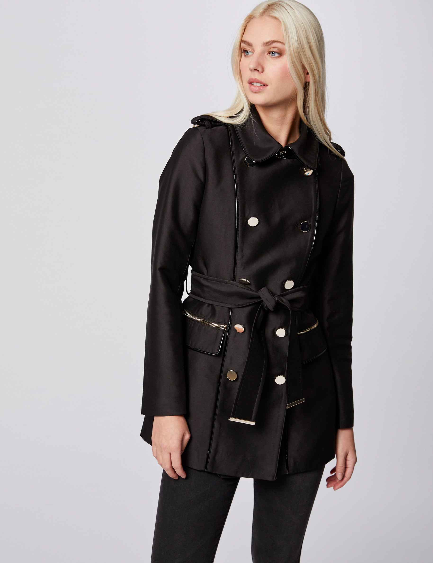 Gabardina recta con cintur&oacute;n negro mujer