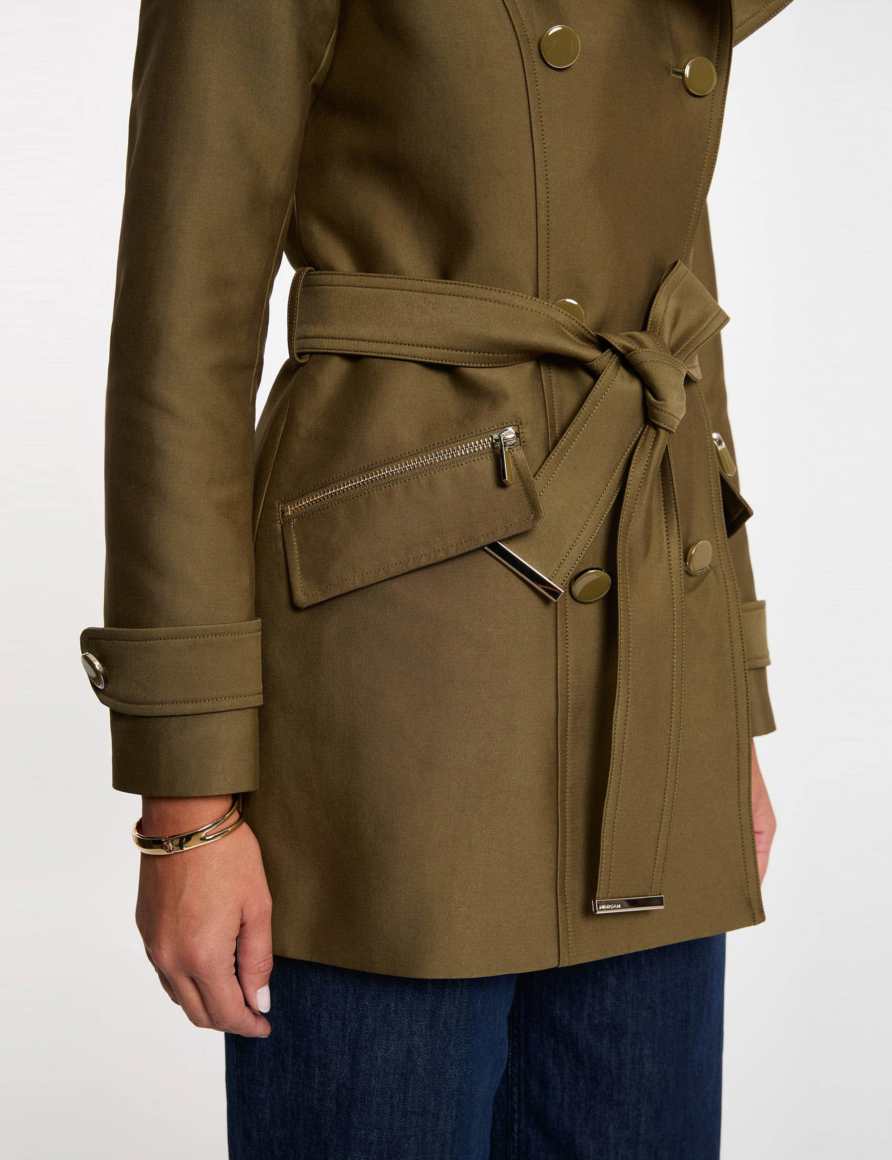 Gabardina entallada cintur&oacute;n y capucha verde caqui mujer