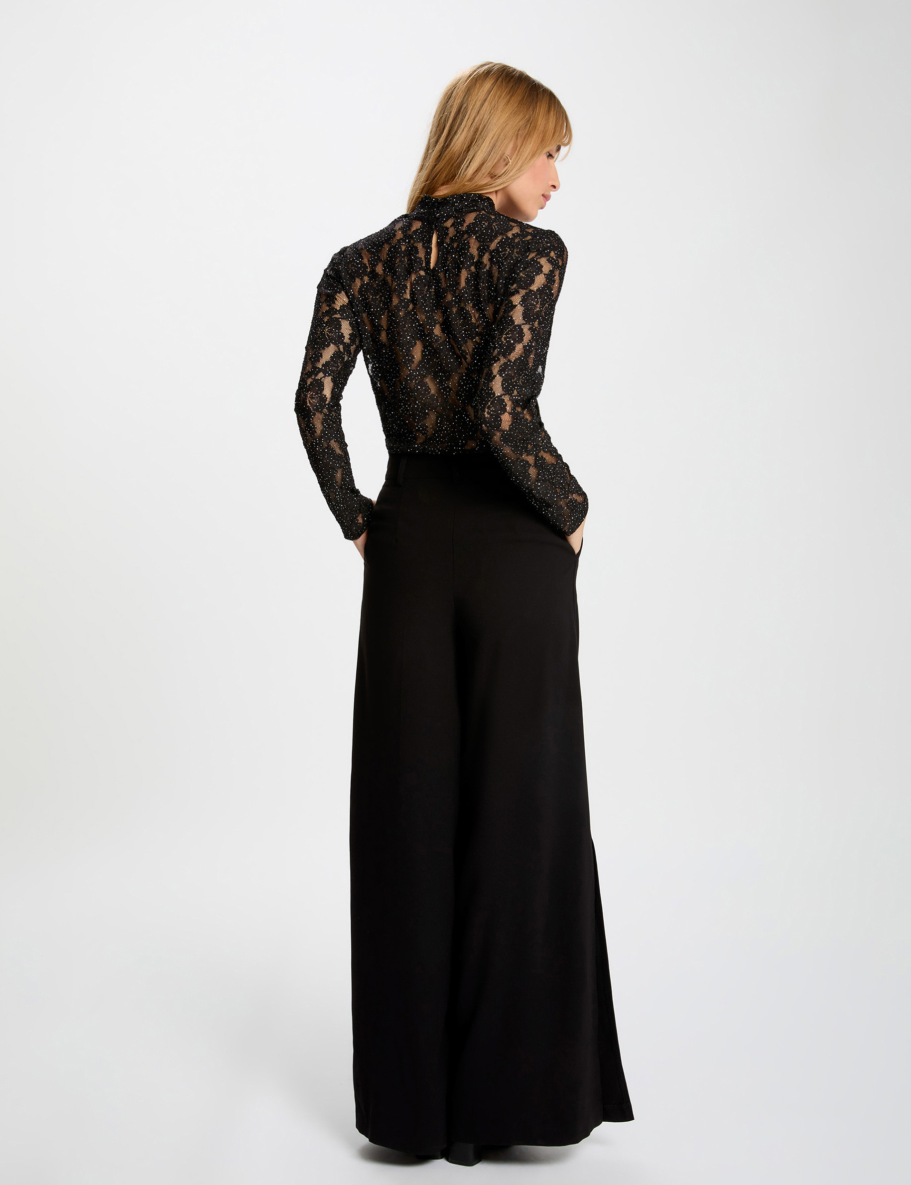 Camiseta de encaje perforado negro mujer