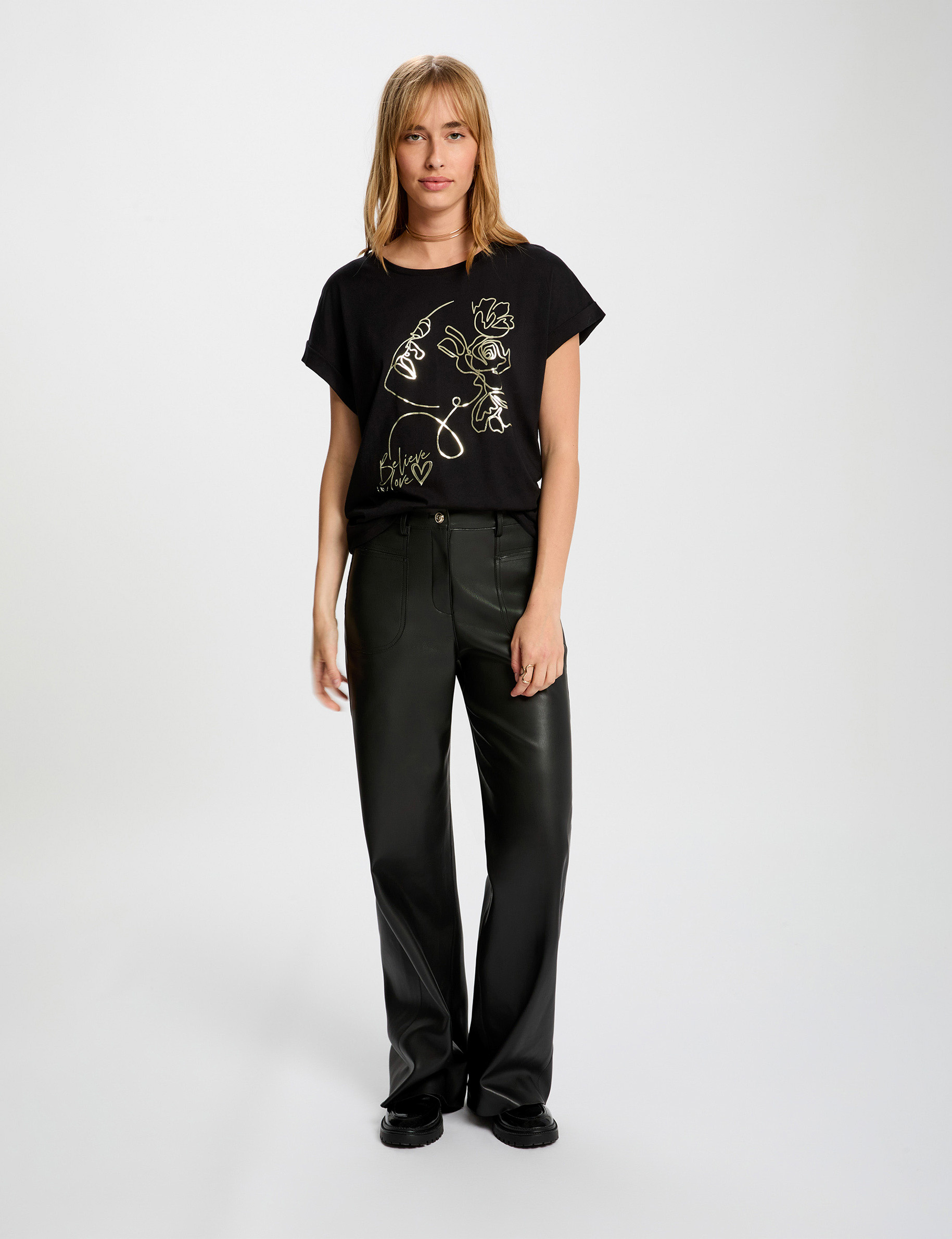 Camiseta recta con cuello redondo negro mujer
