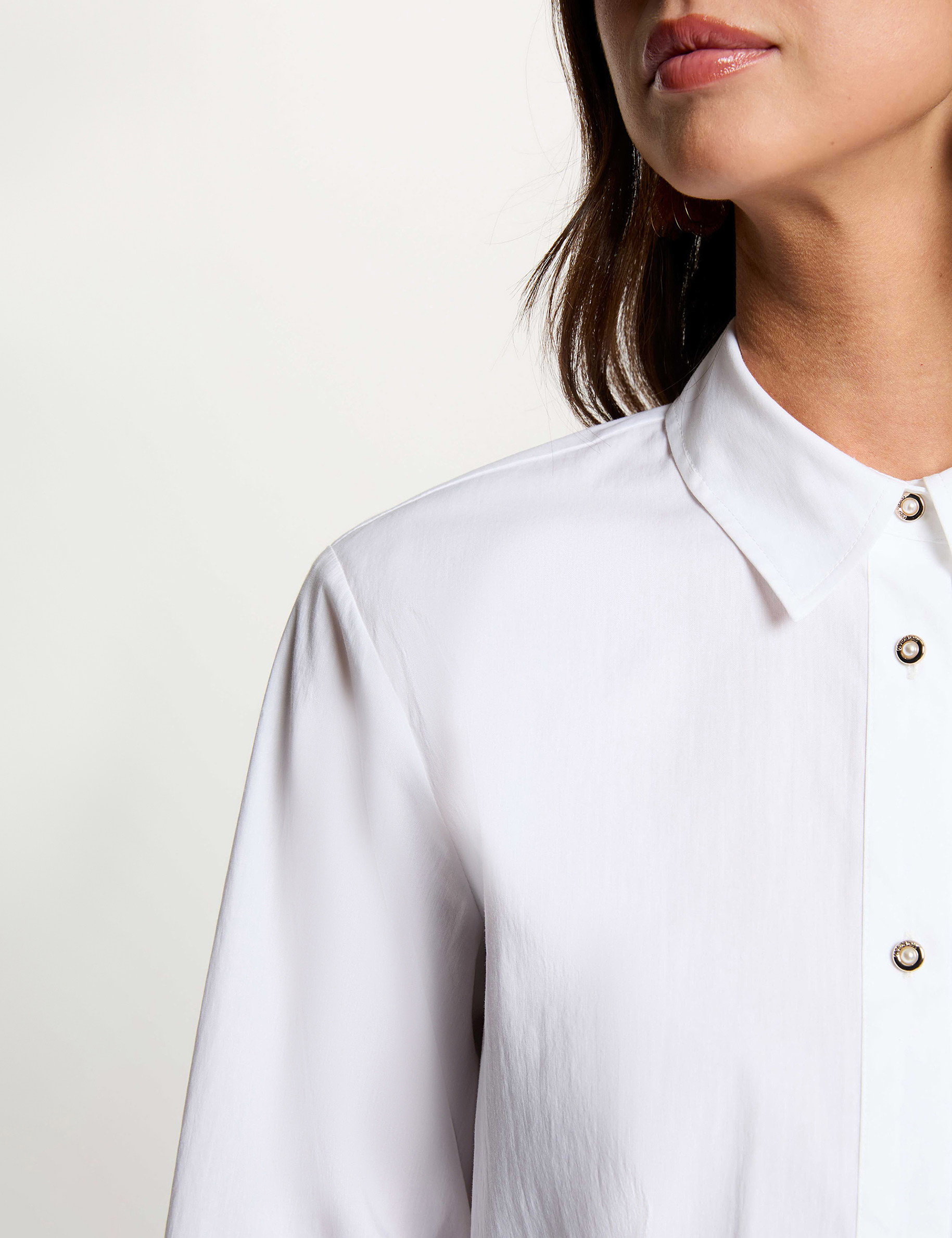 Camisa bordada con cuello vuelto blanco mujer