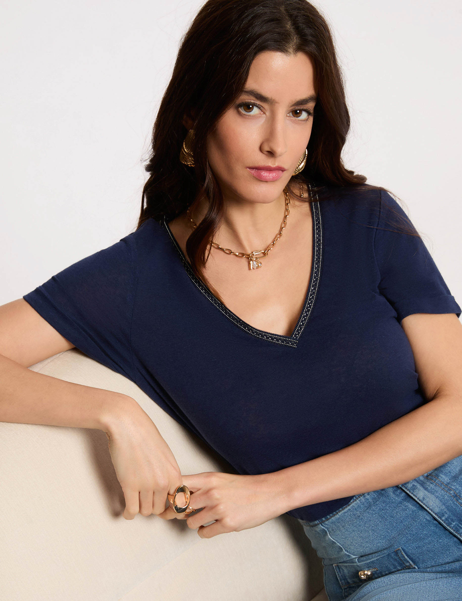Camiseta con cuello en v con perlas azul marino mujer