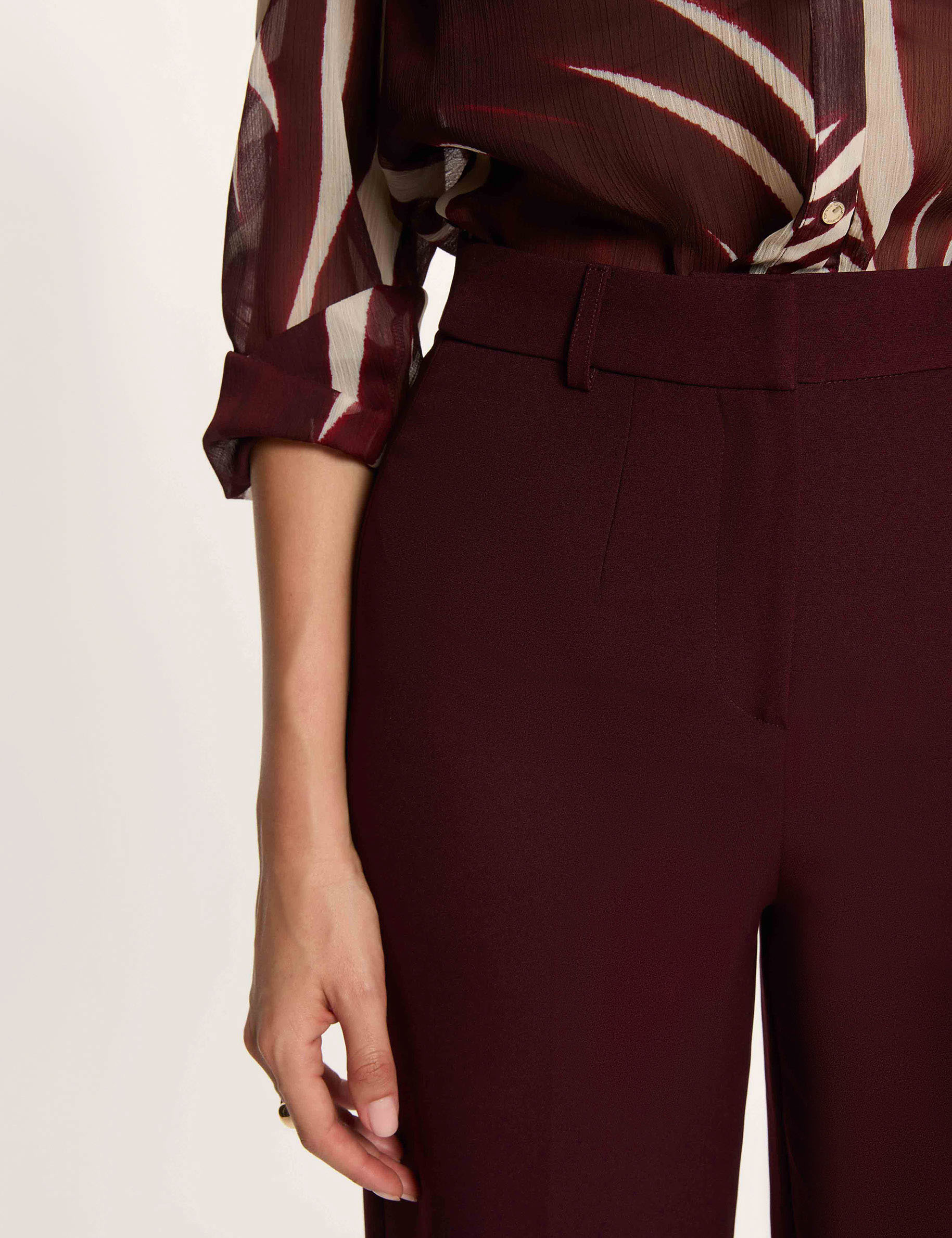 Pantal&oacute;n recto con pinzas ciruela mujer