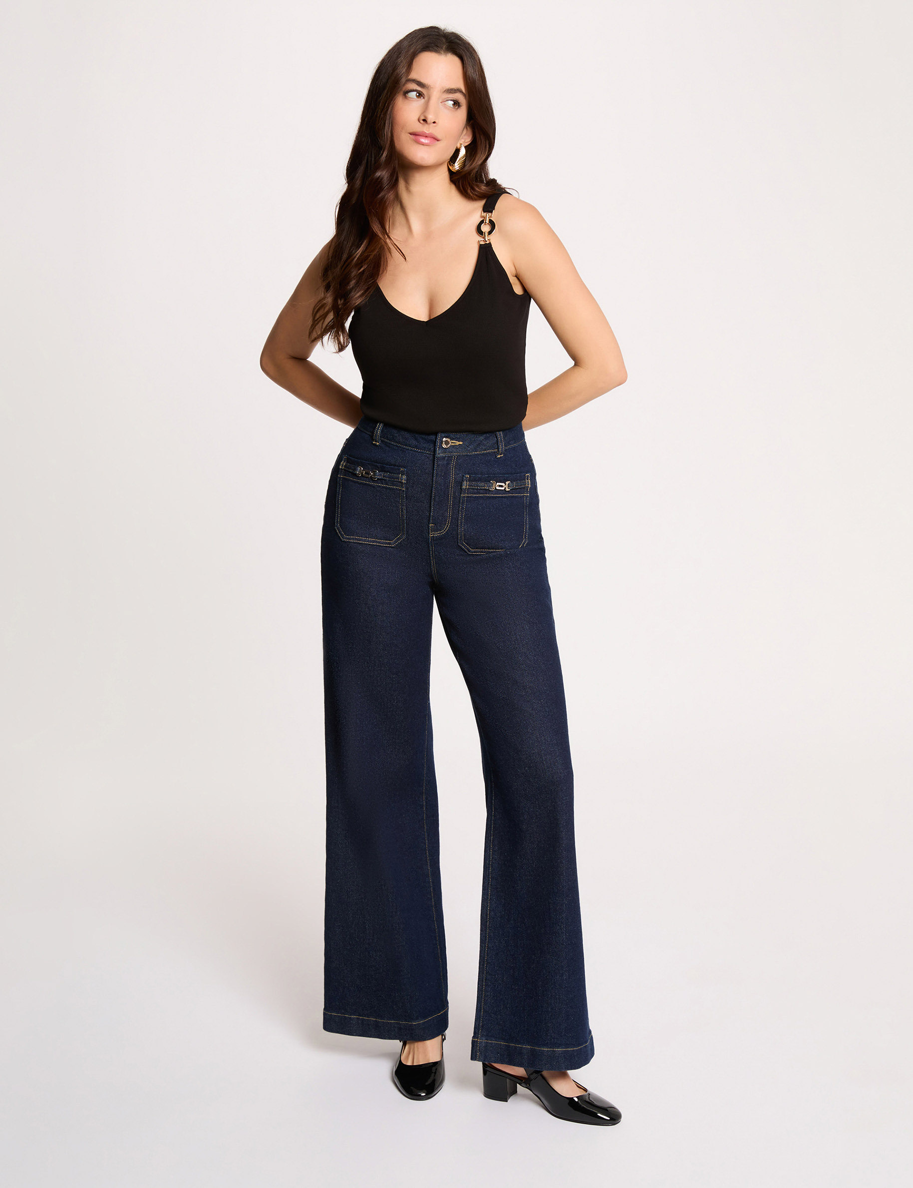 Camiseta ajustada cuello v negro mujer