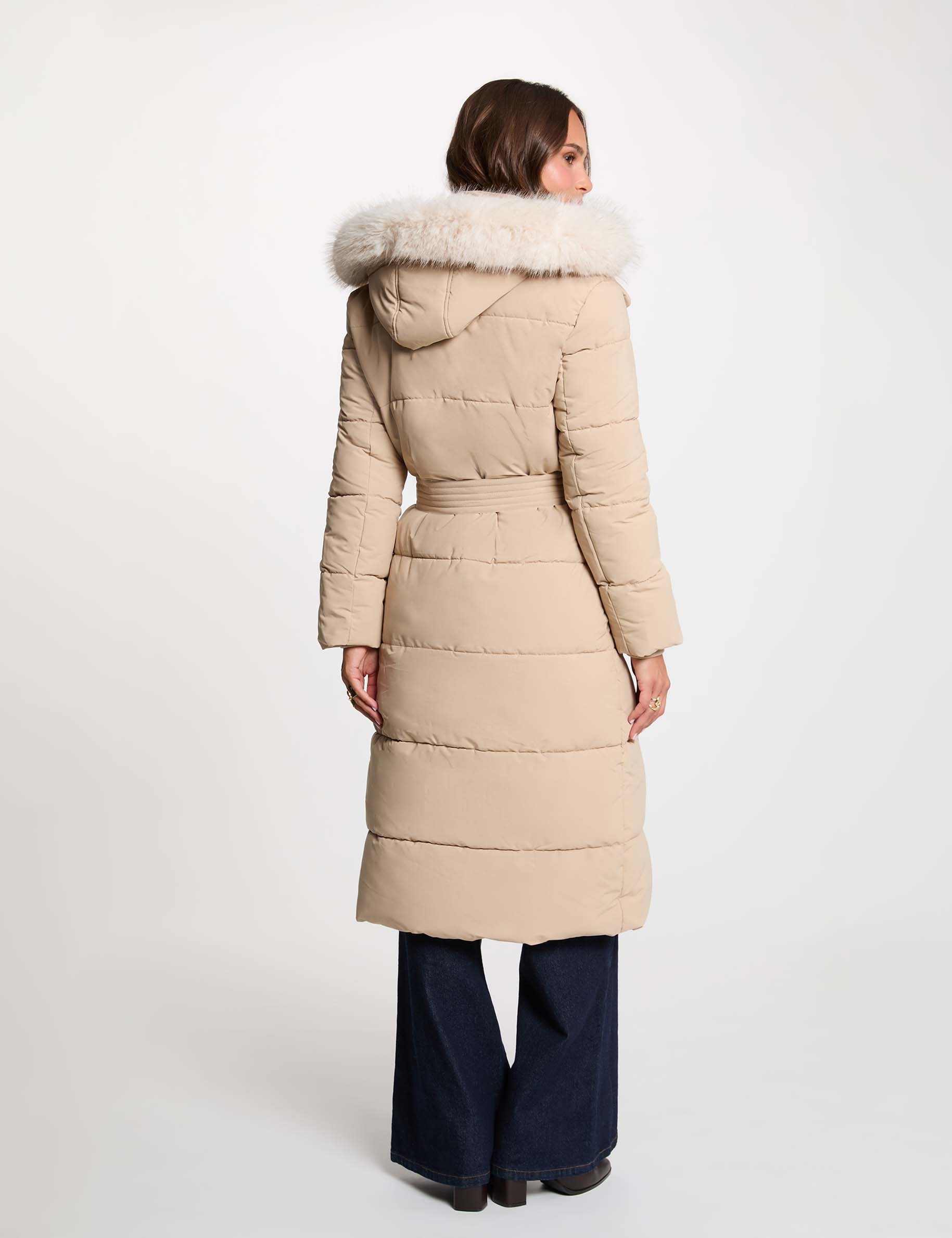 Abrigo acolchado largo con cintur&oacute;n beige mujer