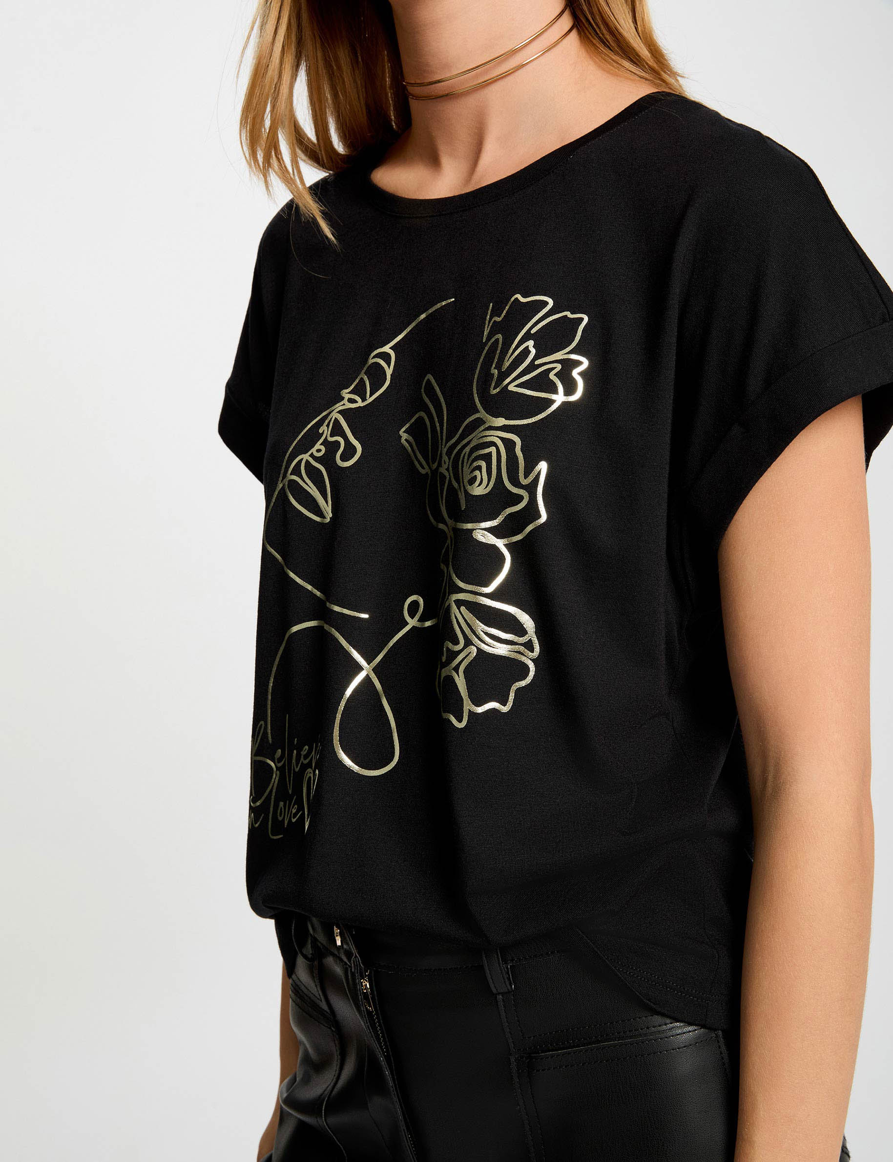 Camiseta recta con cuello redondo negro mujer
