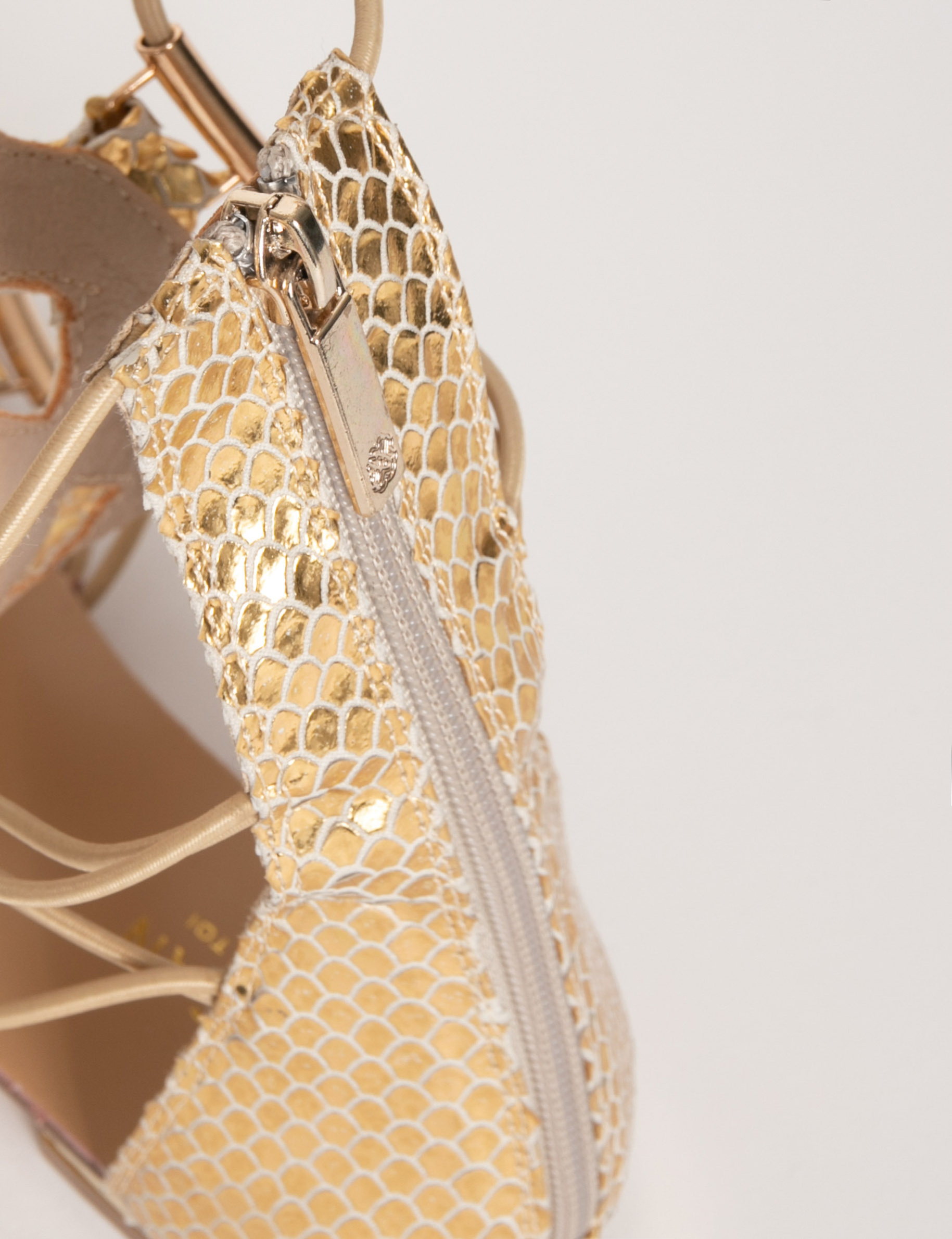 Sandalias estilo gladiador efecto pit&oacute;n dorado mujer
