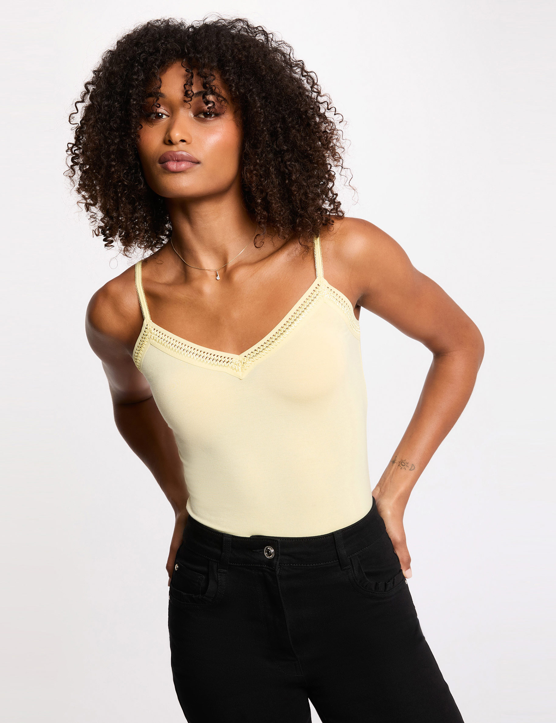 Top tirantes finos con bandas de encaje amarillo claro mujer