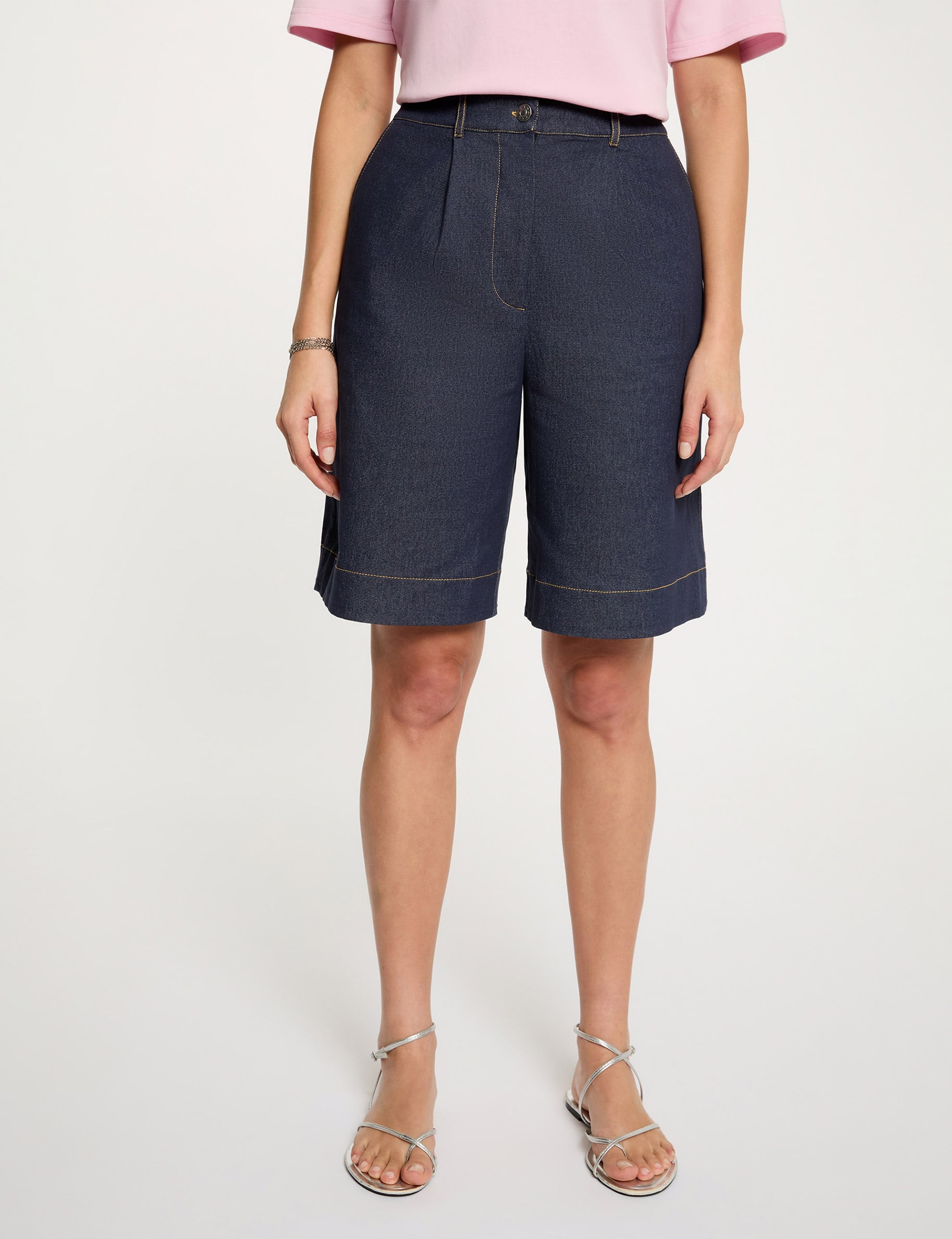 Pantal&oacute;n corto ancho de mezclilla denim crudo mujer
