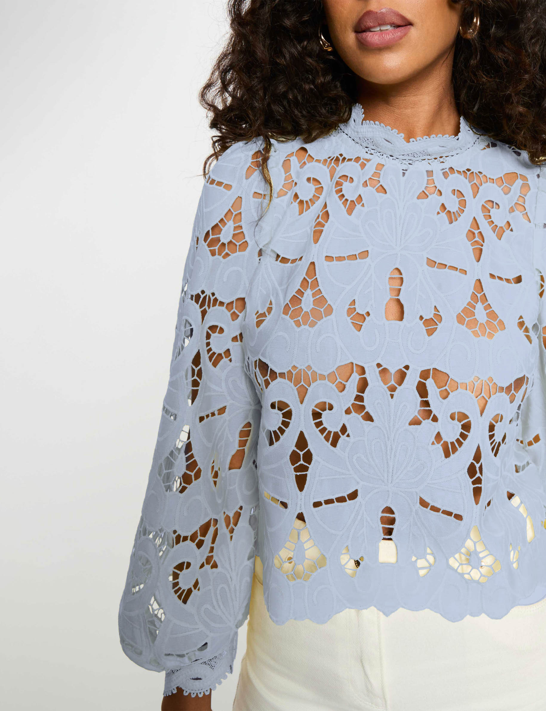 Blusa bordada cuello alto azul cielo mujer