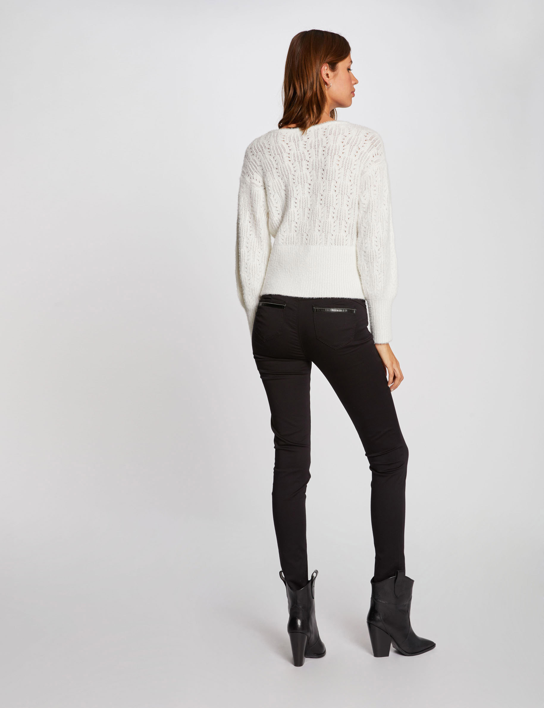 Pantal&oacute;n slim satinado negro mujer