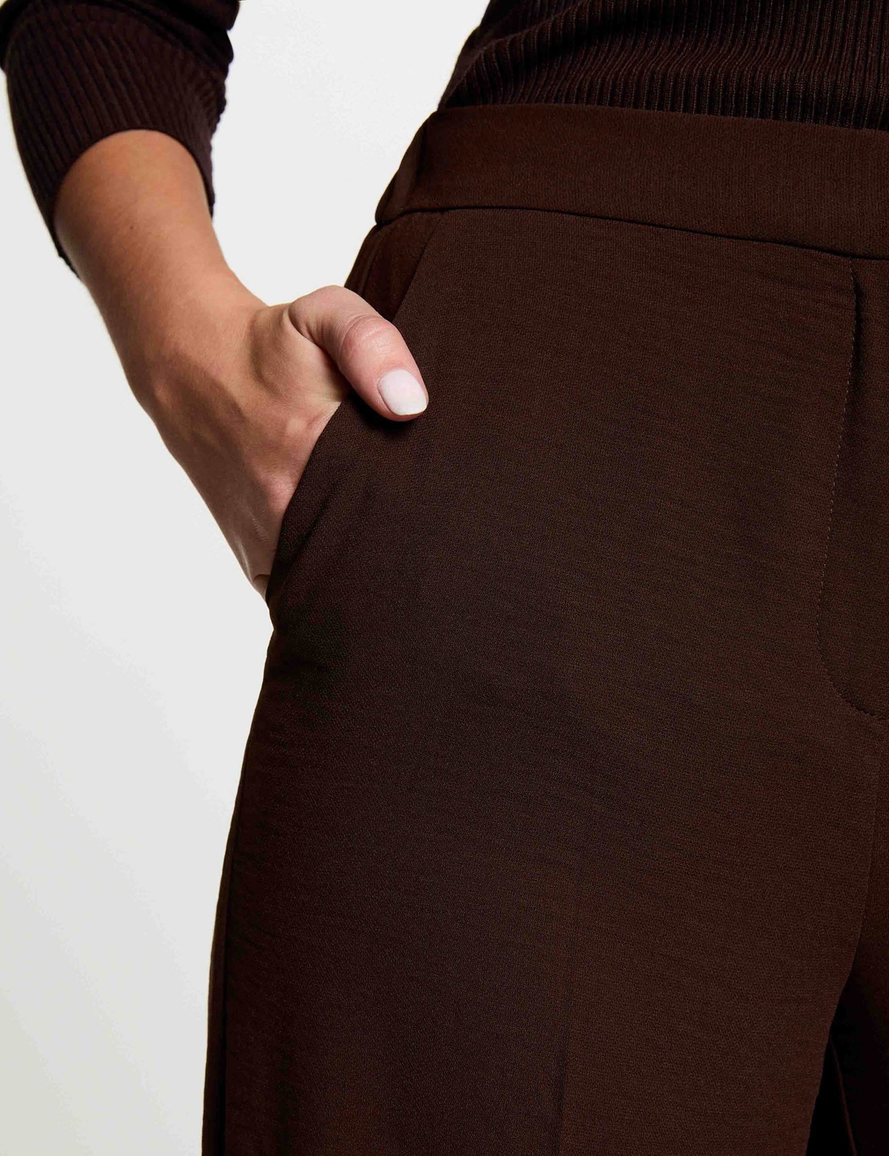 Pantal&oacute;n ancho y fluido marr&oacute;n oscuro mujer