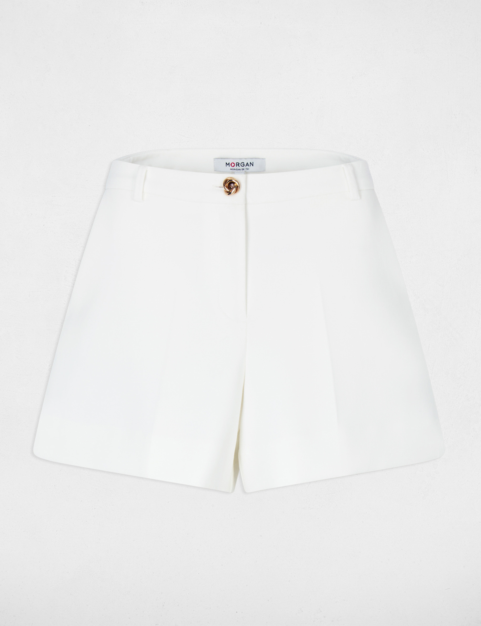 Pantal&oacute;n corto con bot&oacute;n decorativo blanco mujer