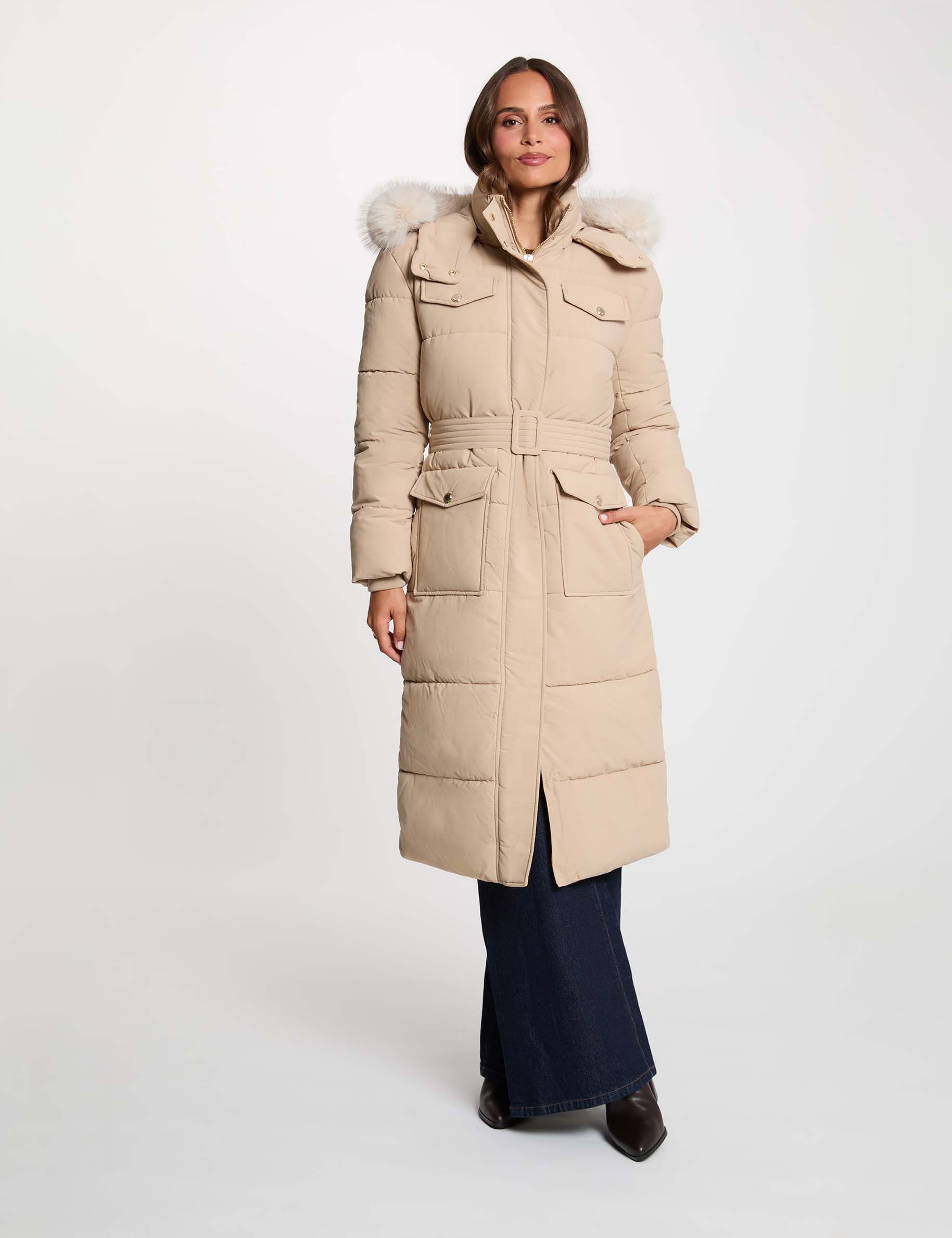 Abrigo acolchado largo con cintur&oacute;n beige mujer