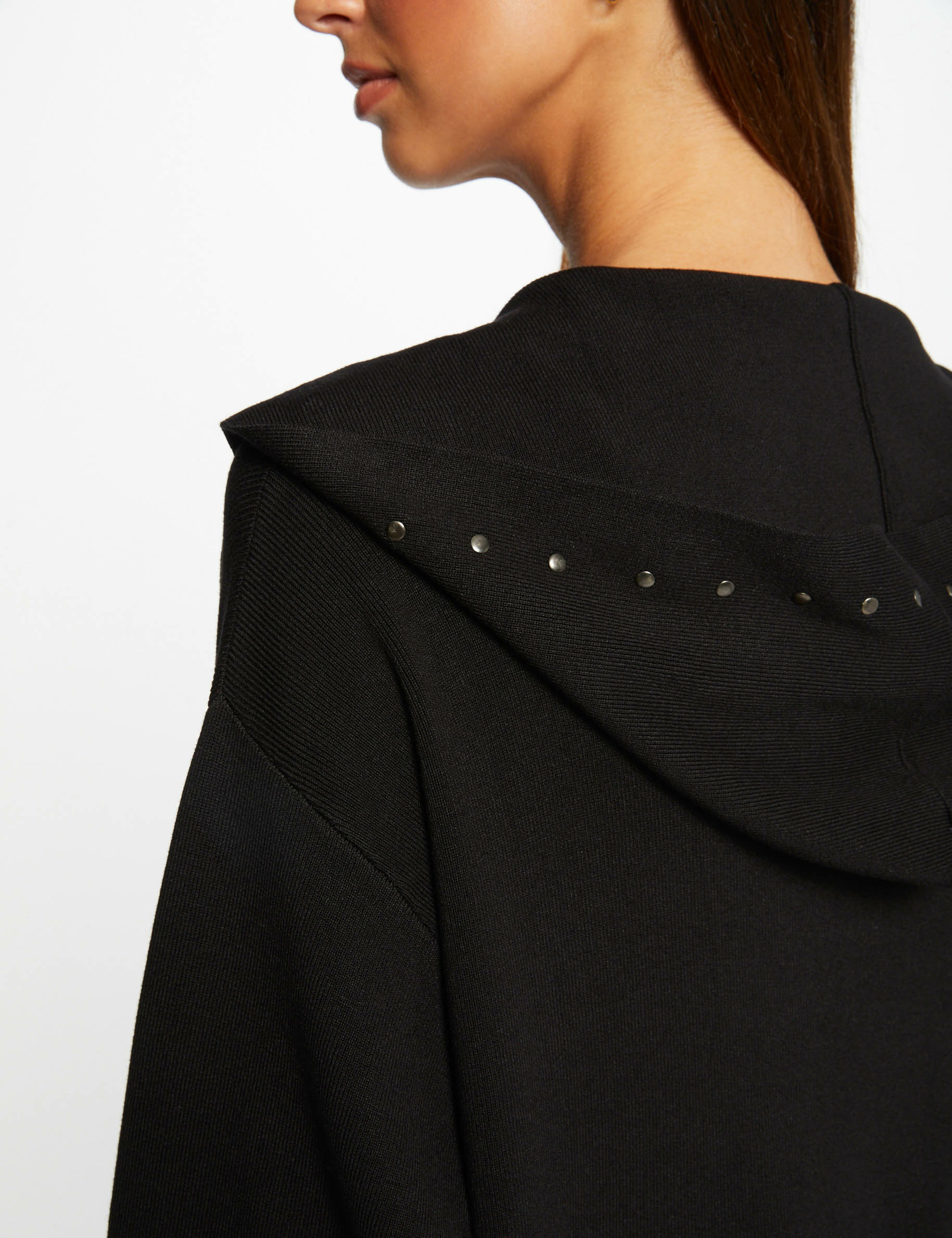 cardigan largo con capucha y tachuelas negro mujer Cárdigan largo con capucha y tachuelas negro mujer