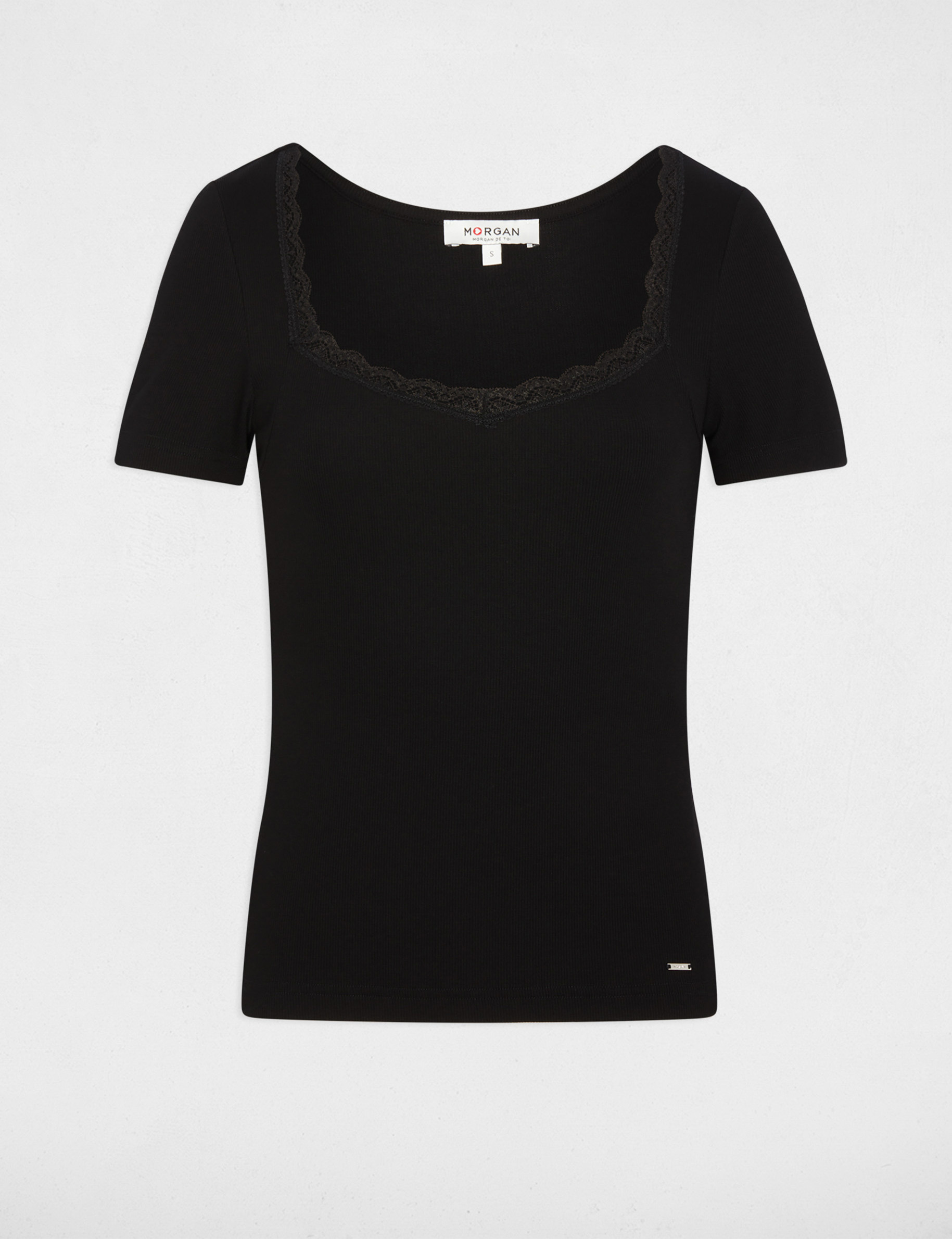 Camiseta entallada con cuello coraz&oacute;n negro mujer