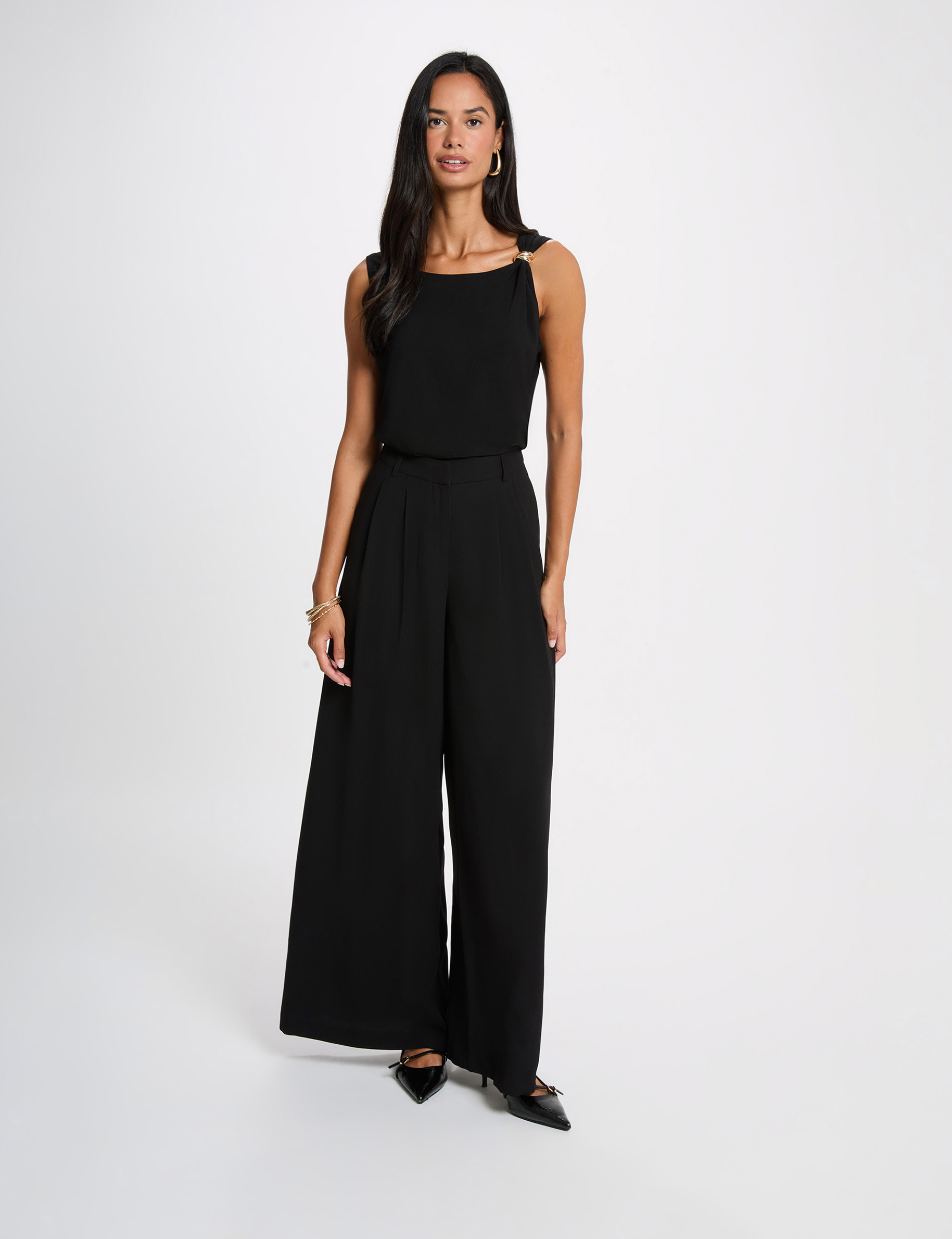Camiseta asim&eacute;trica con joya negro mujer