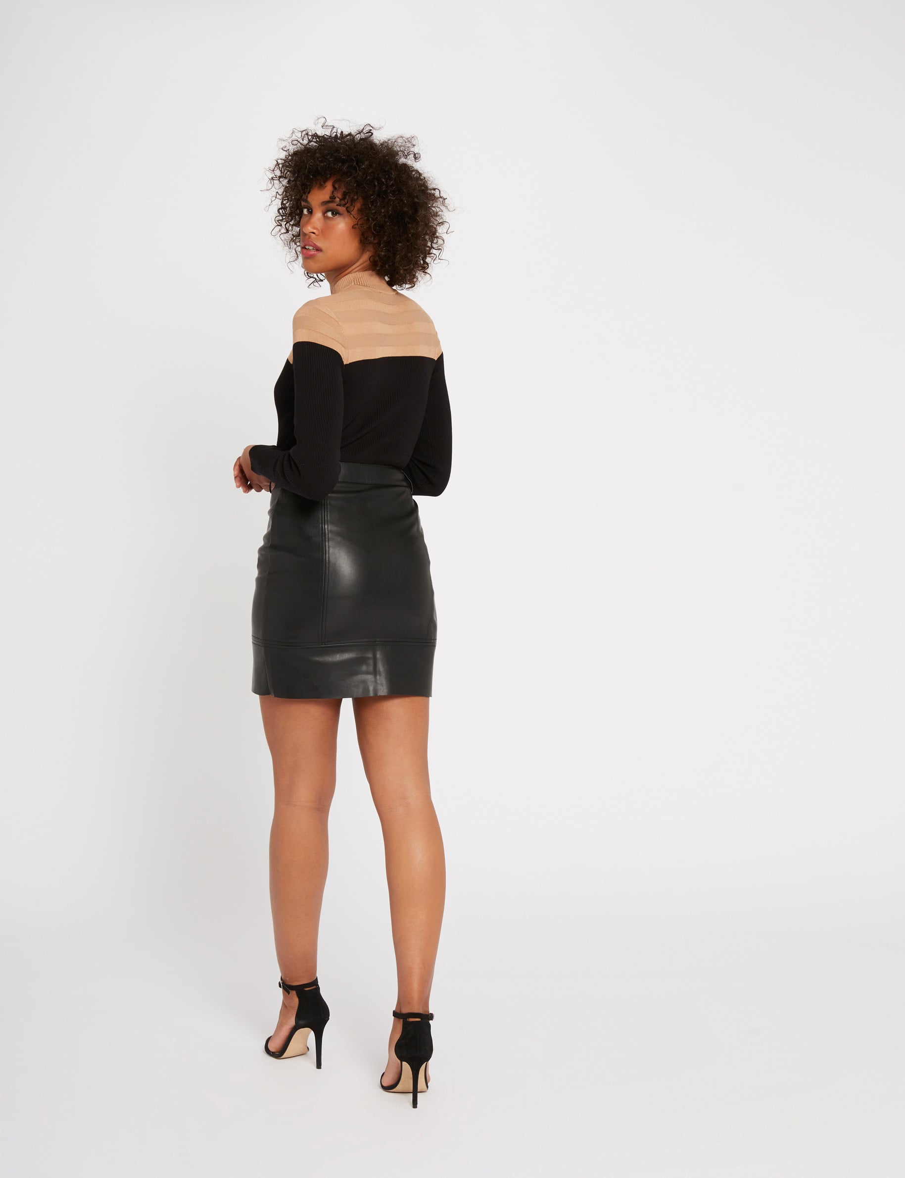 Jersey de manga larga con un cuello alto c&aacute;mel mujer