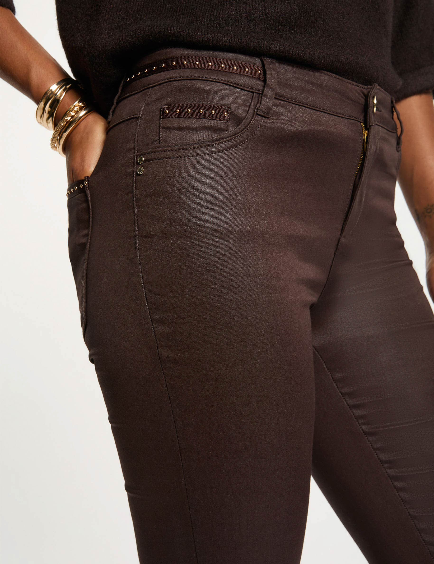 Pantal&oacute;n slim efecto mojado marr&oacute;n oscuro mujer