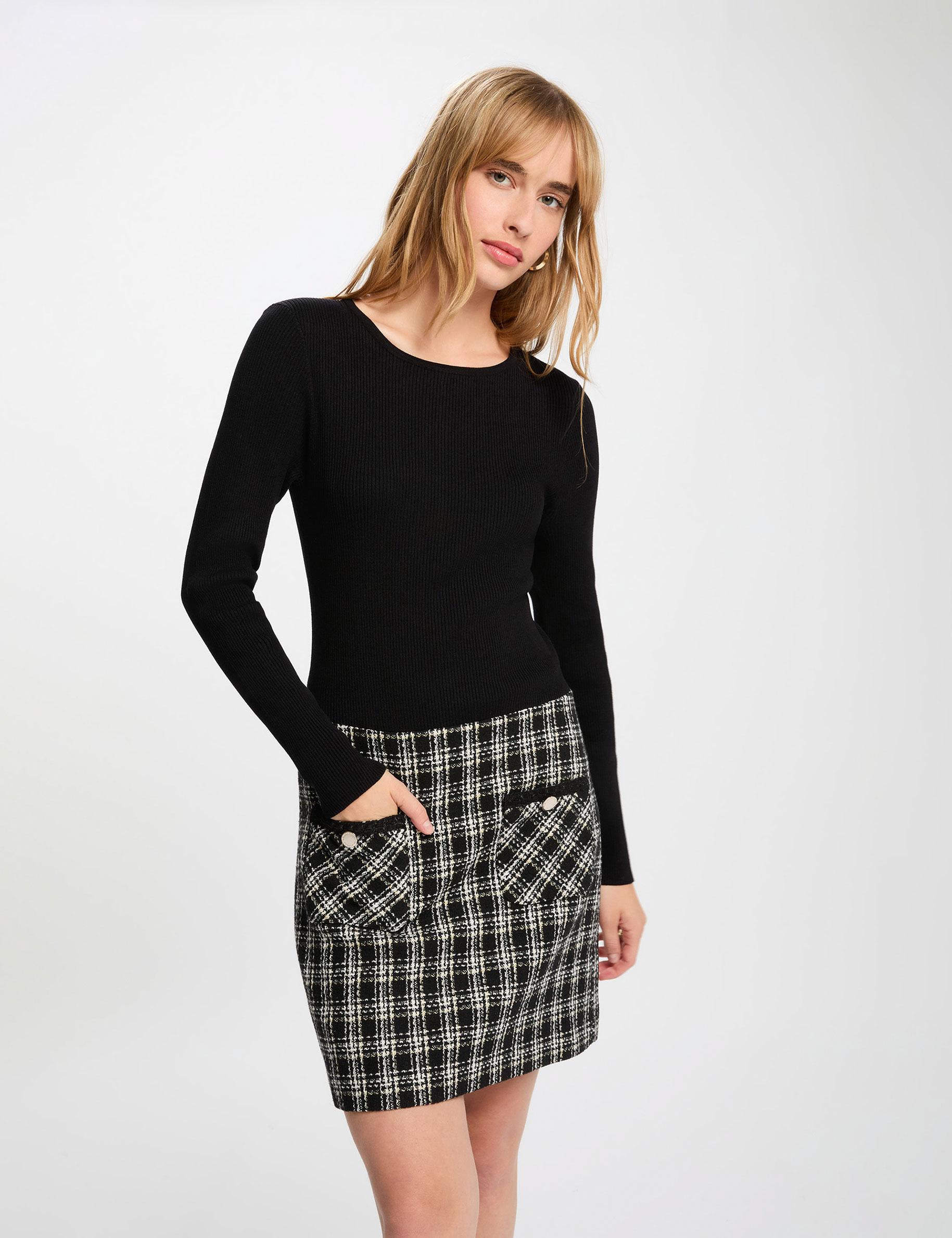 Vestido corto ajustado negro mujer