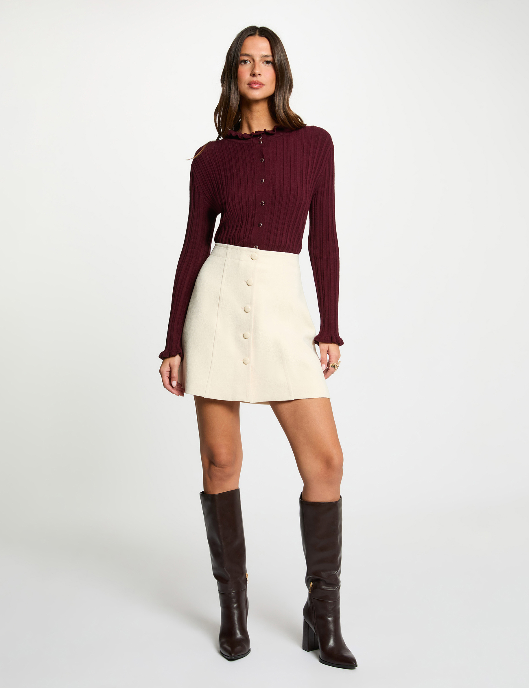 Falda corta ajustada creme mujer