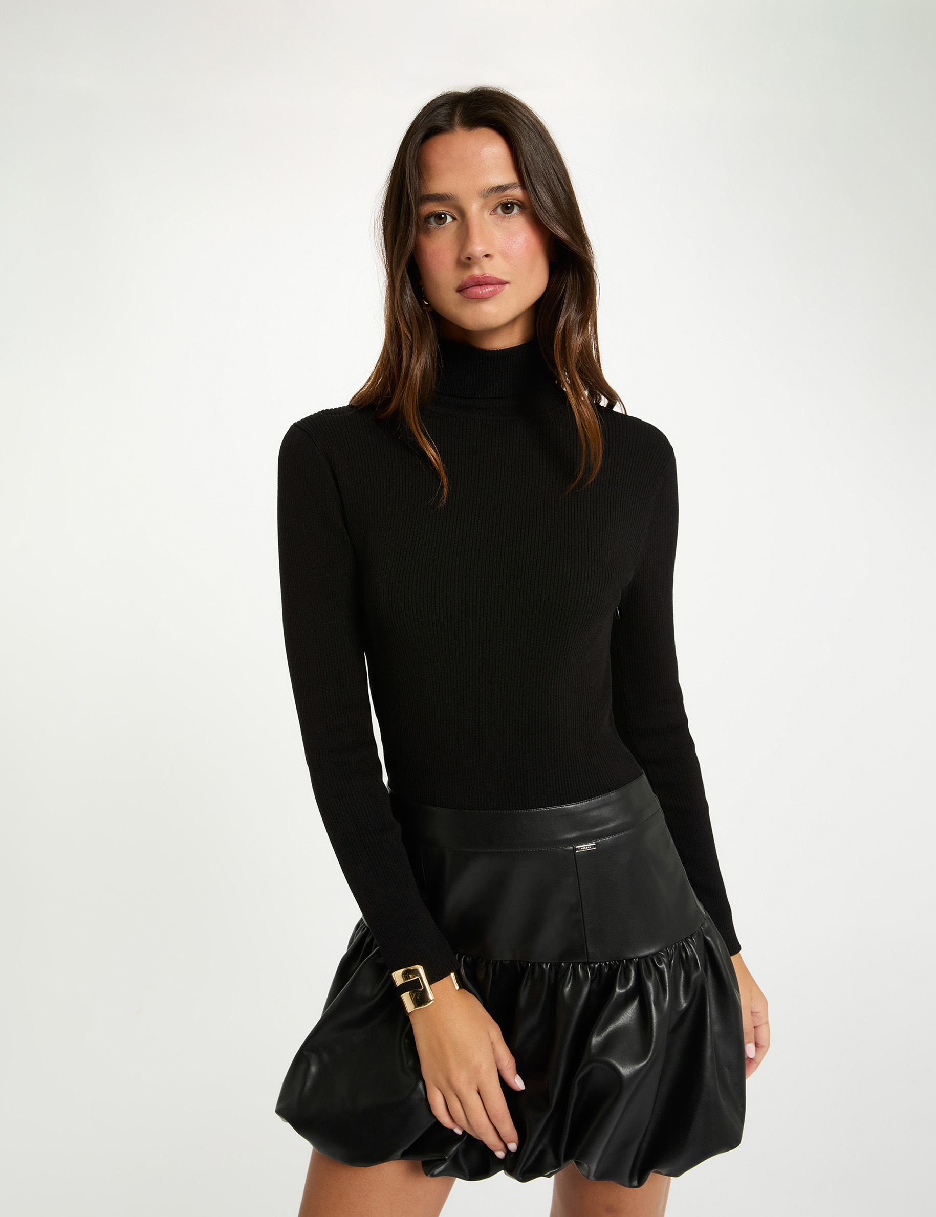 Vestido corto de cuello alto negro mujer