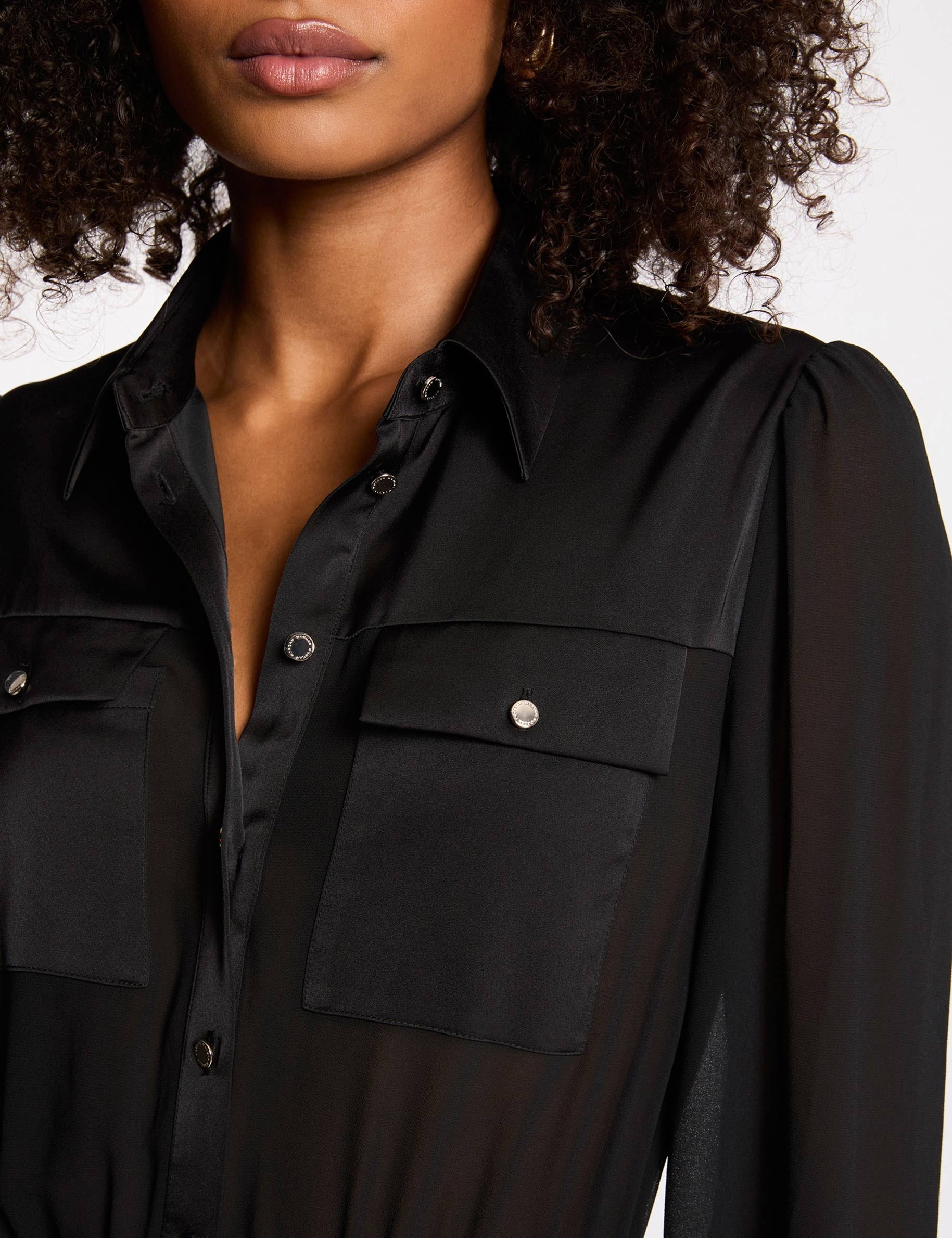 Mono fluido con cuello de solapa negro mujer