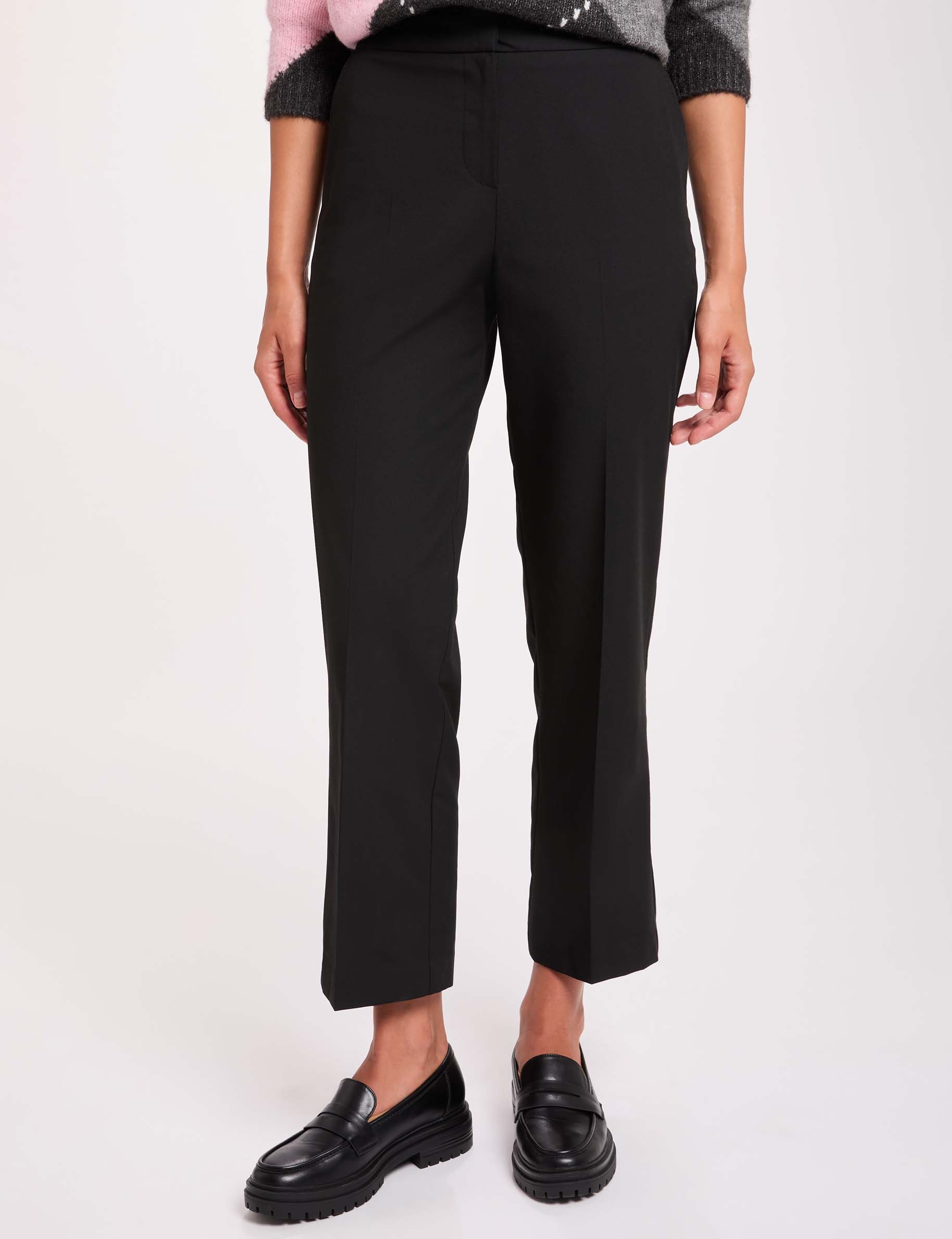 Pantal&oacute;n slim tipo cigarrillo negro mujer