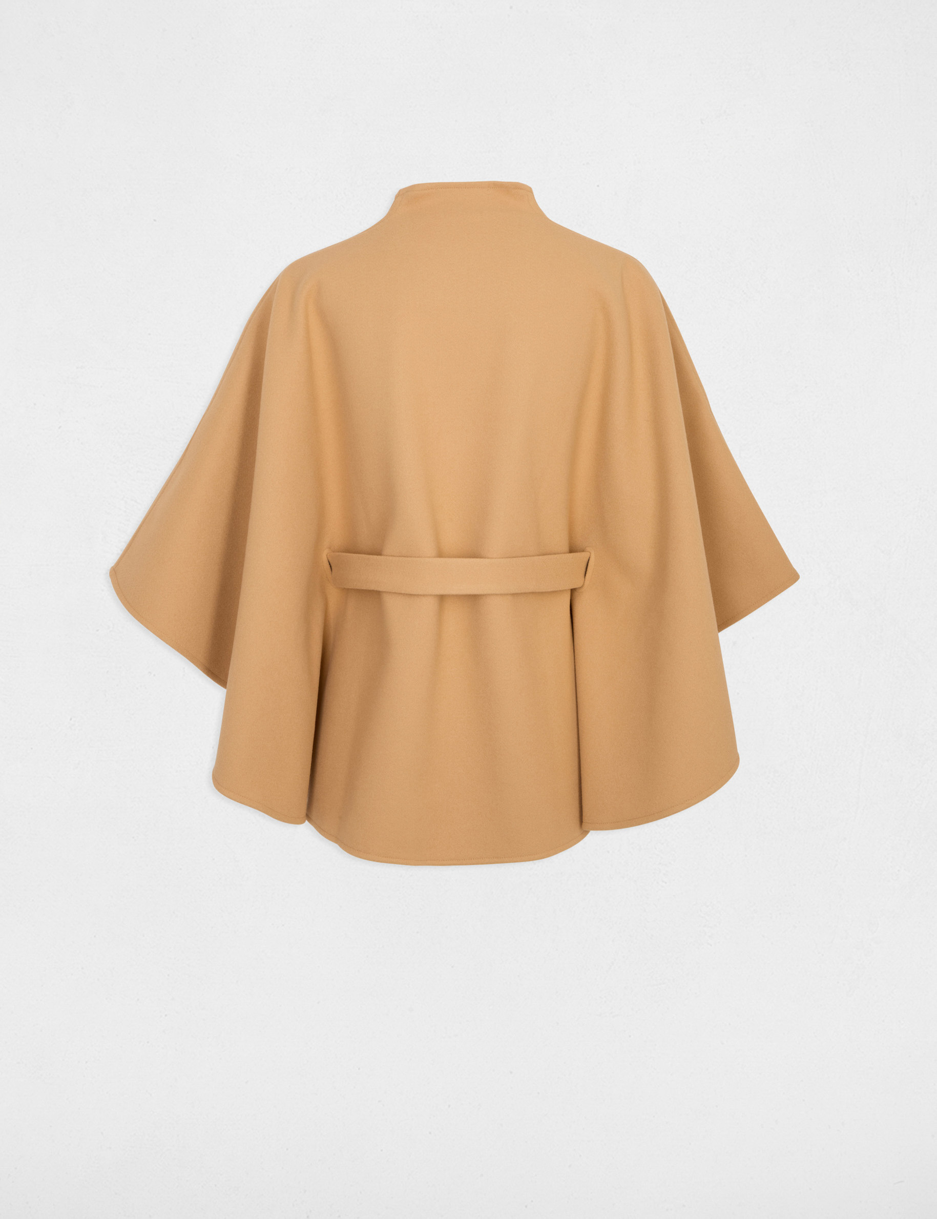 Capa con cintur&oacute;n beige mujer