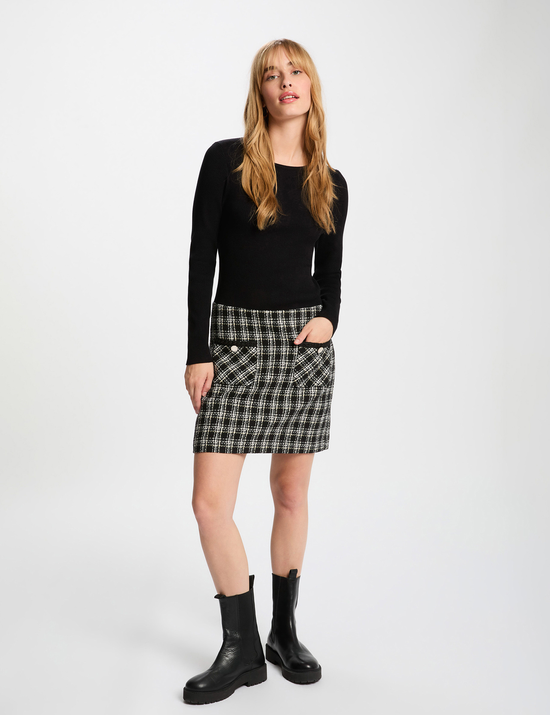 Vestido corto ajustado negro mujer