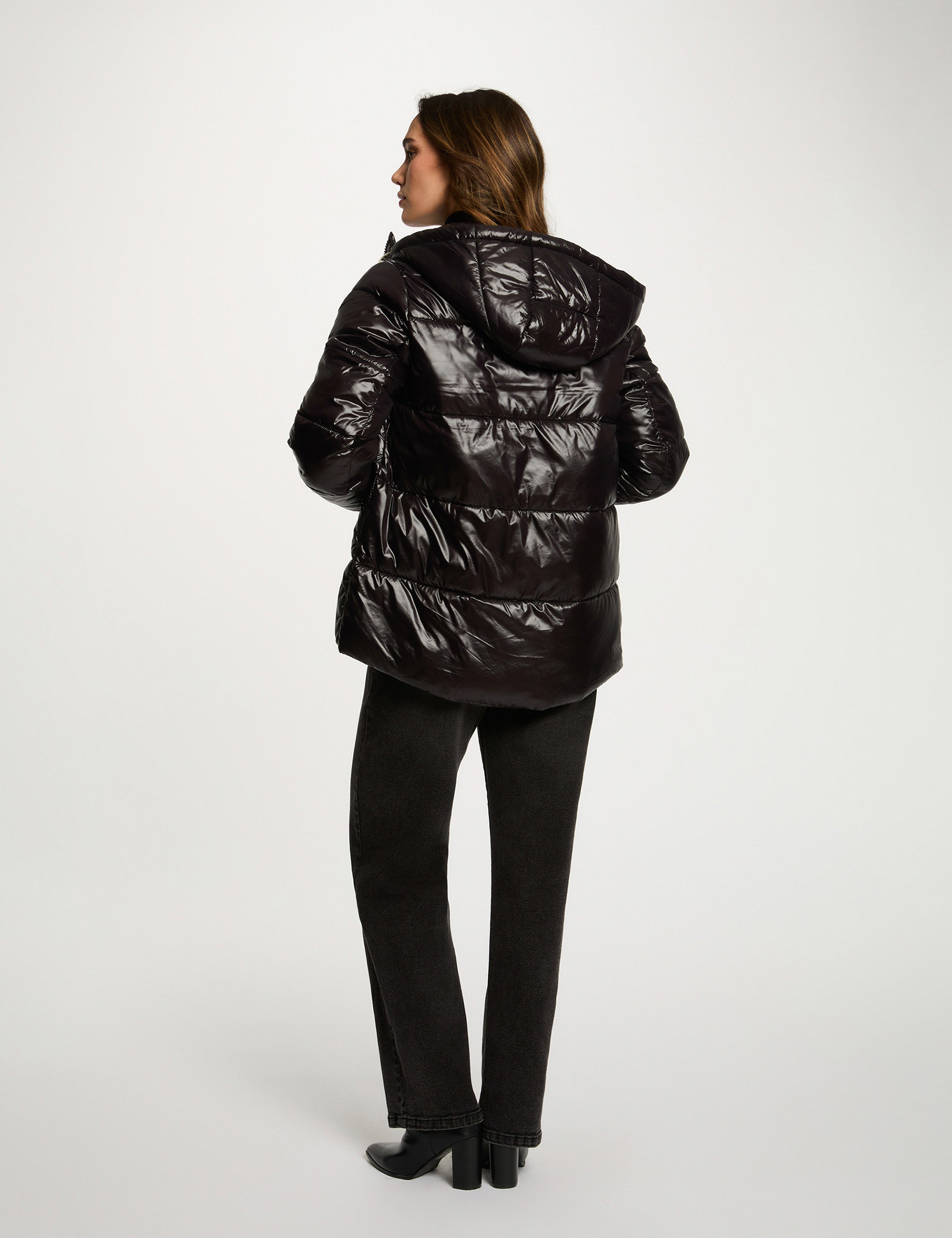 Plum&iacute;fero corto brillante negro mujer