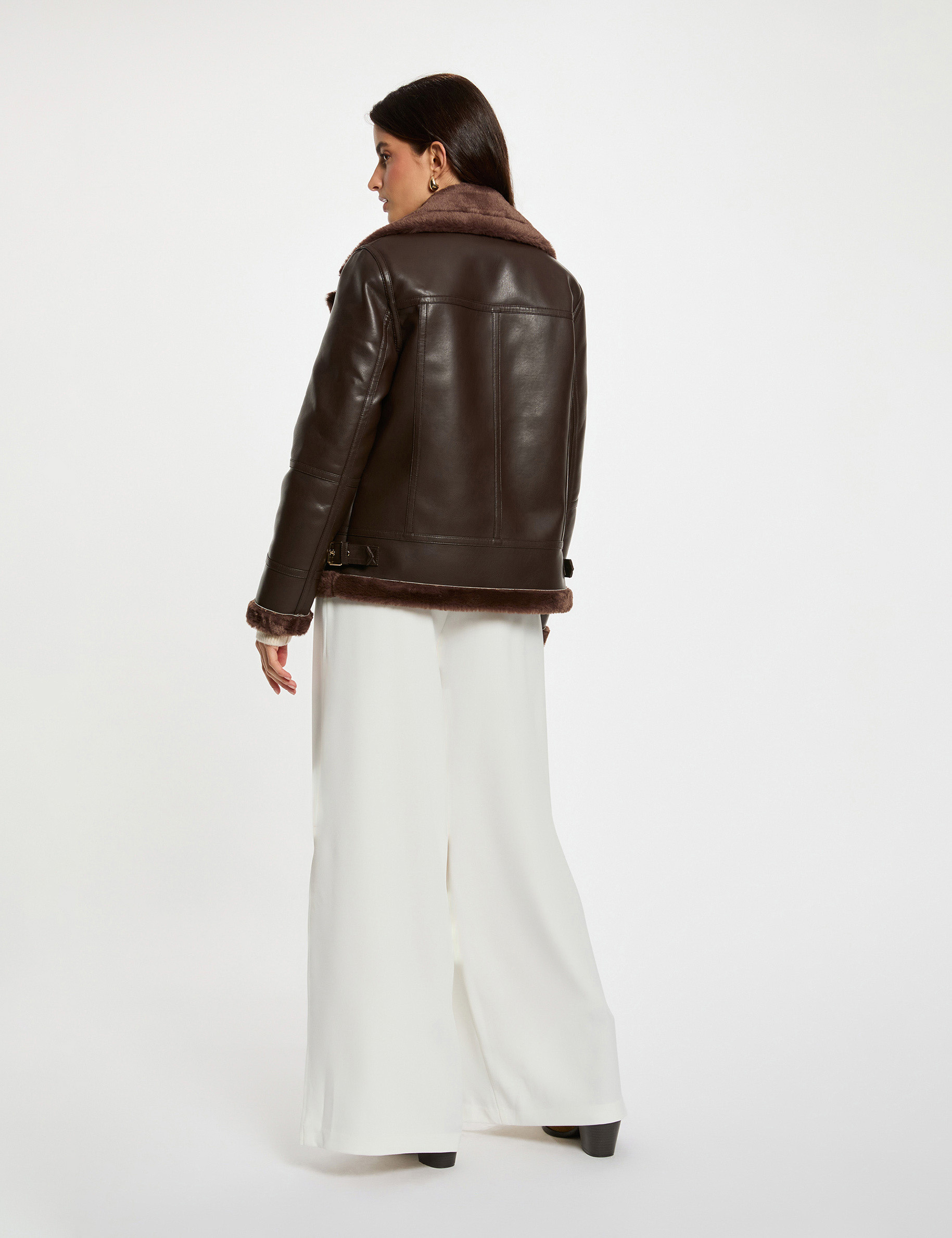 Chaqueta oversize de cuero sint&eacute;tico marr&oacute;n oscuro mujer