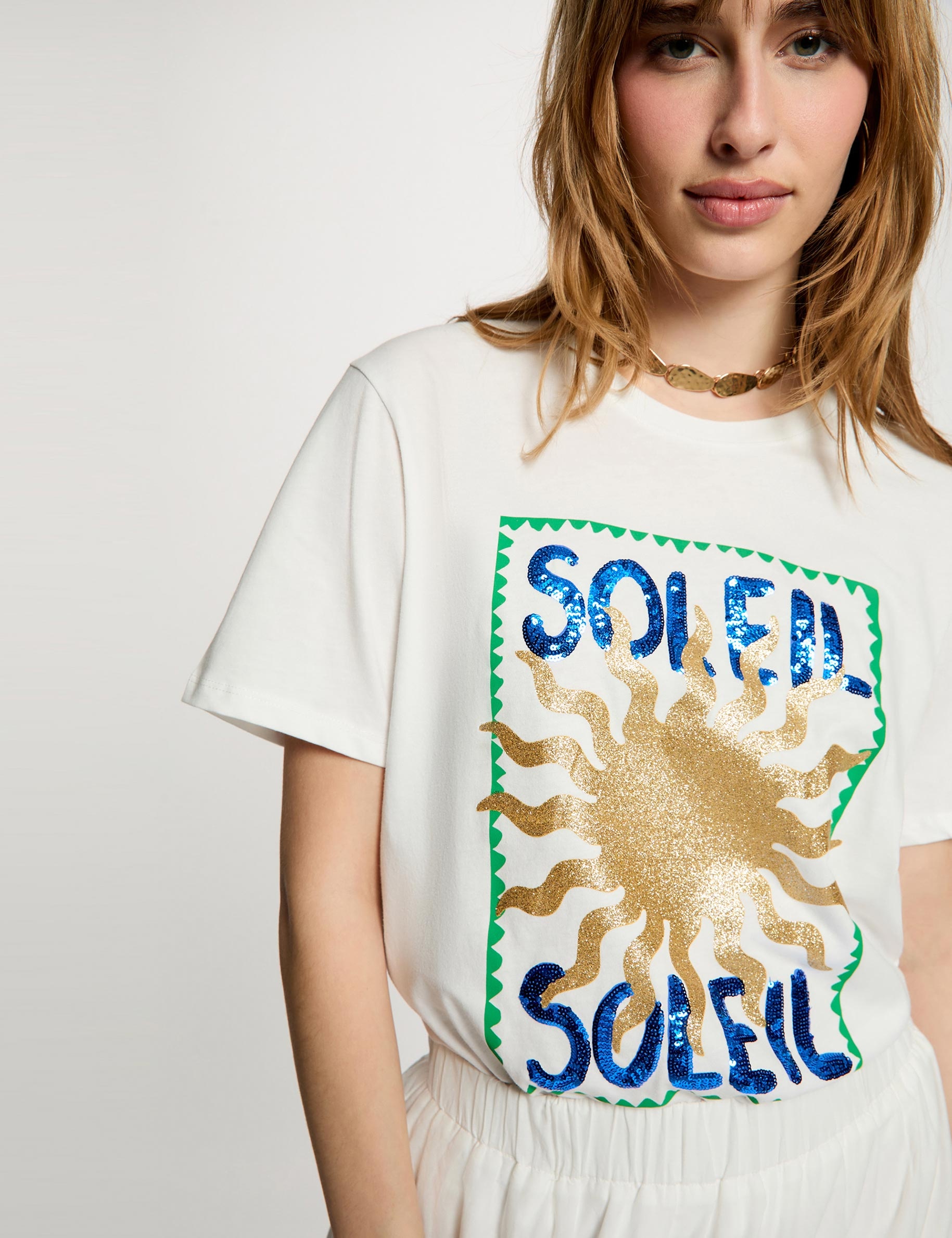 Camiseta cuello redondo con dise&ntilde;o blanco mujer