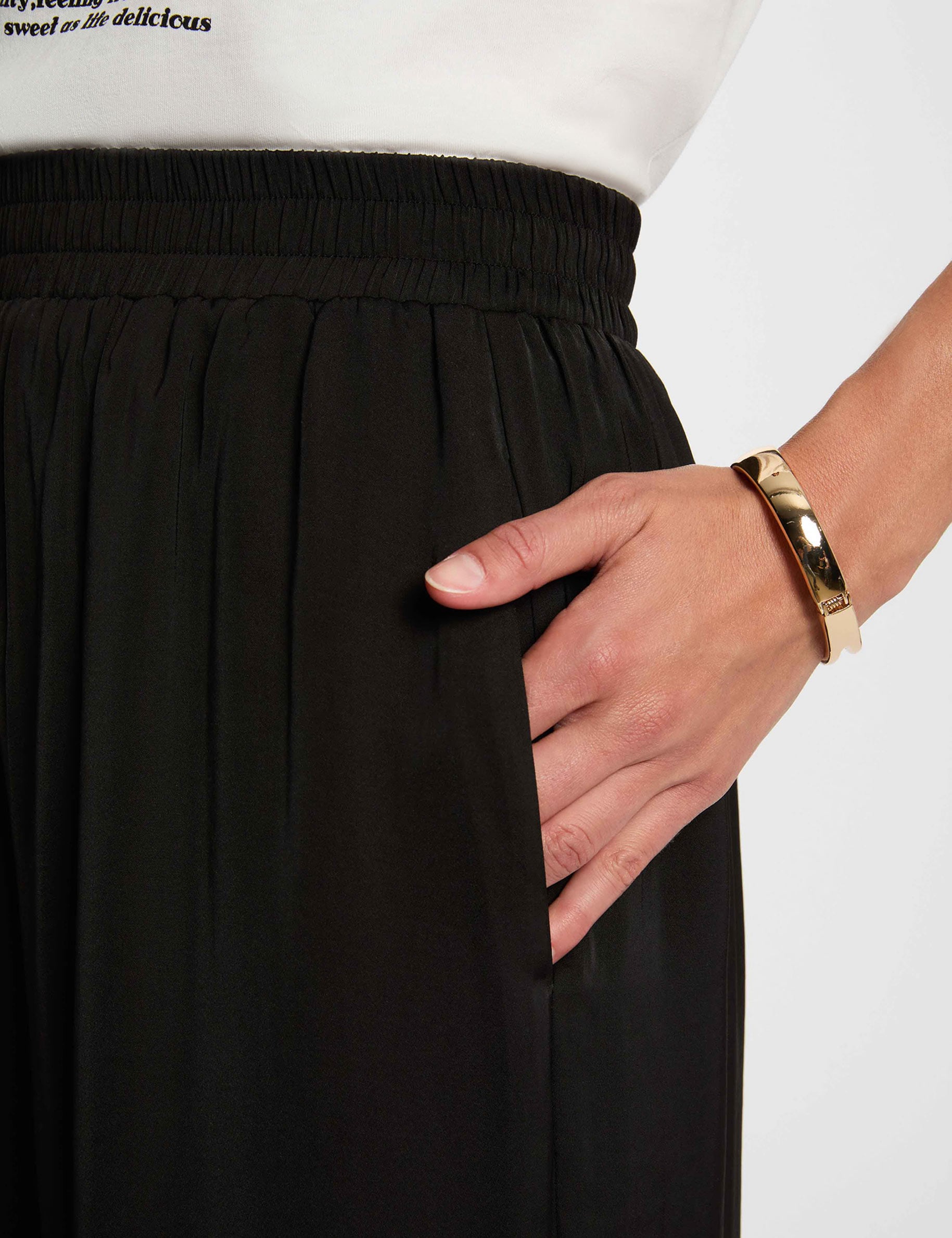 Pantal&oacute;n ancho fluido negro mujer