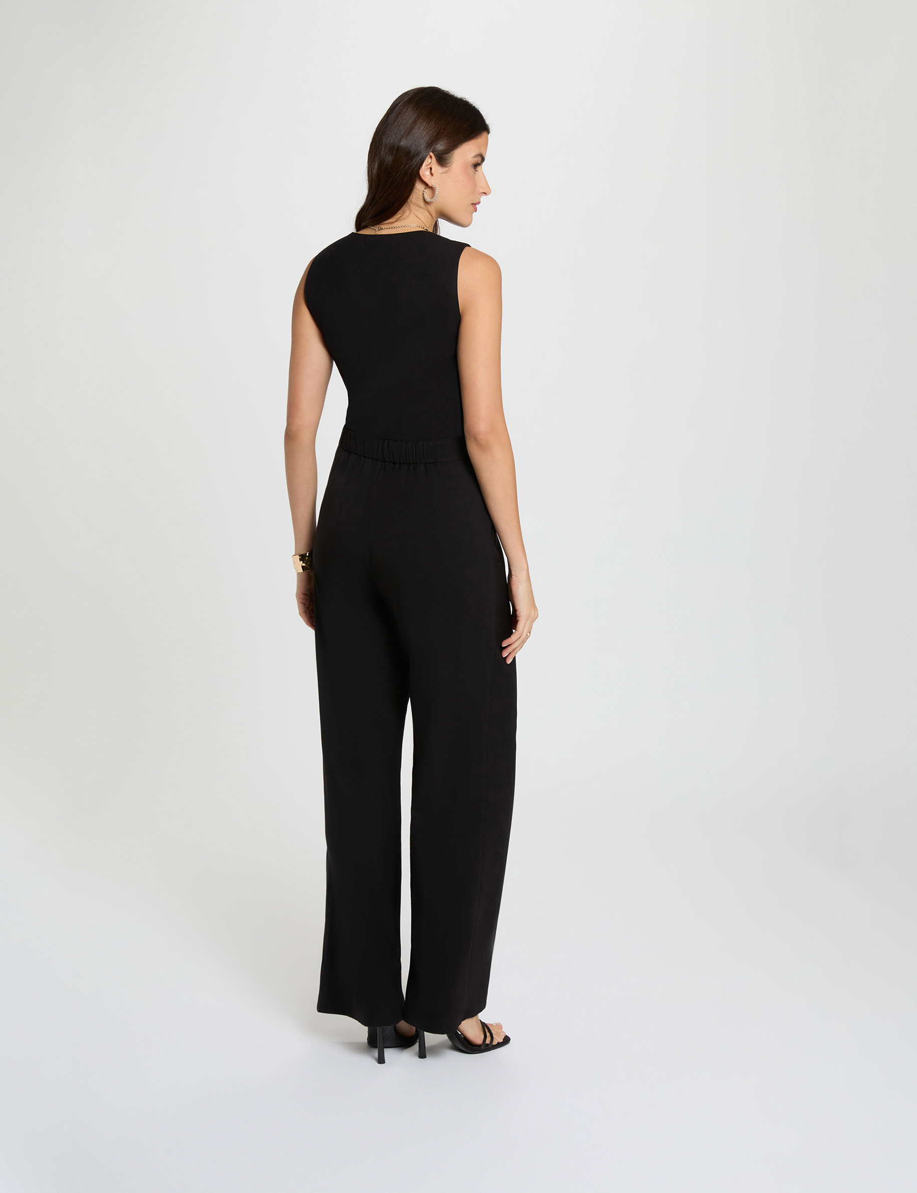 Mono largo escote en V negro mujer