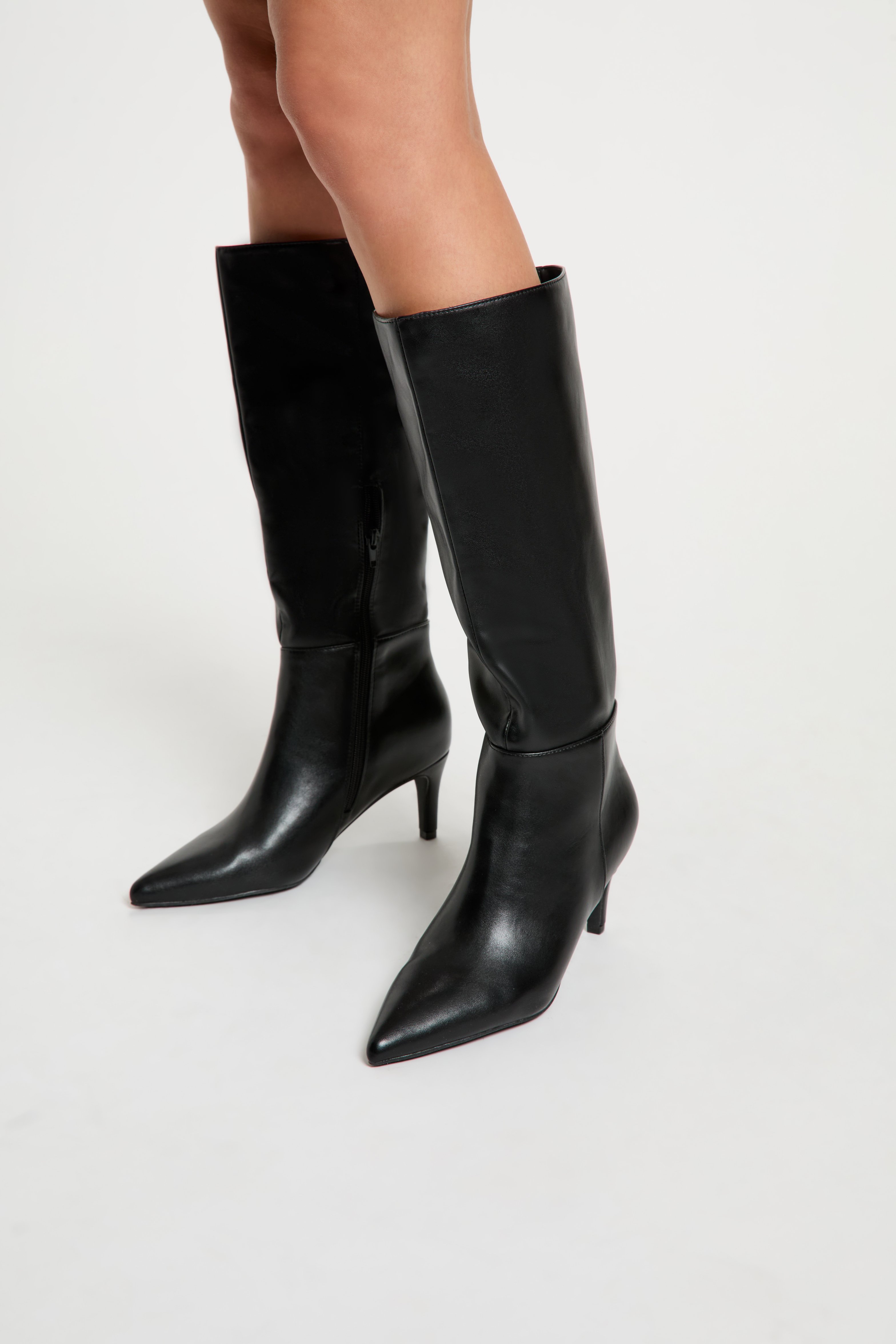 Bota de tac&oacute;n de piel sint&eacute;tica negro mujer