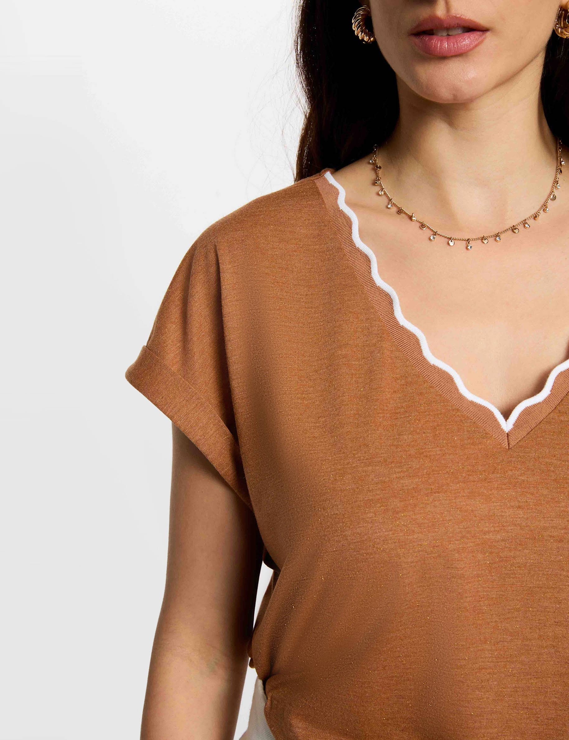 Camiseta cuello v manga corta c&aacute;mel mujer