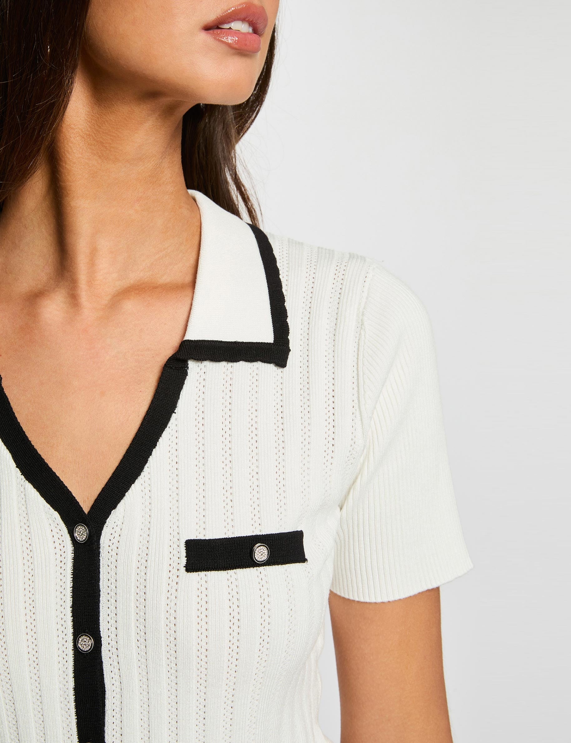 Jersey entallado con cuello vuelto blanco mujer