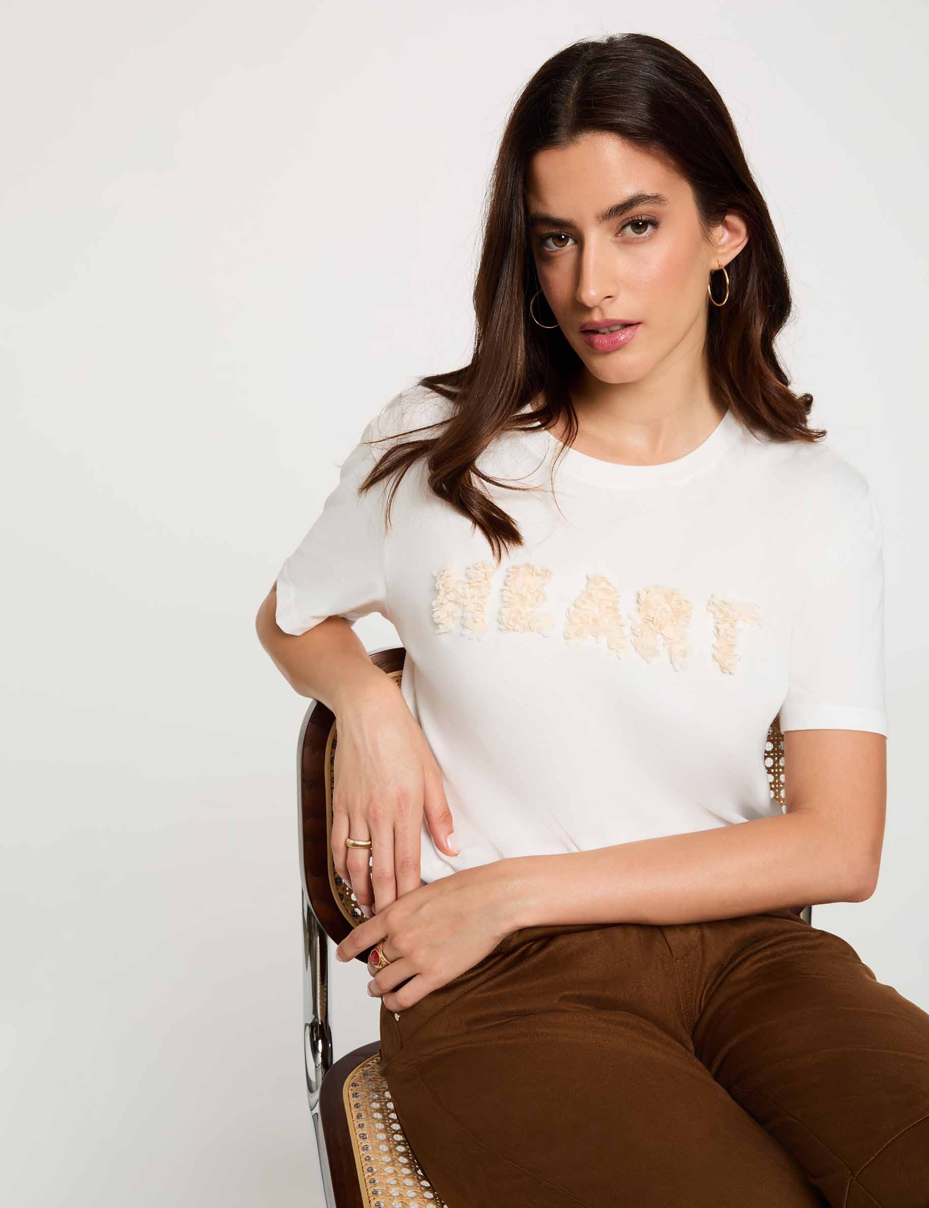 Camiseta con bordado en relieve blanco mujer