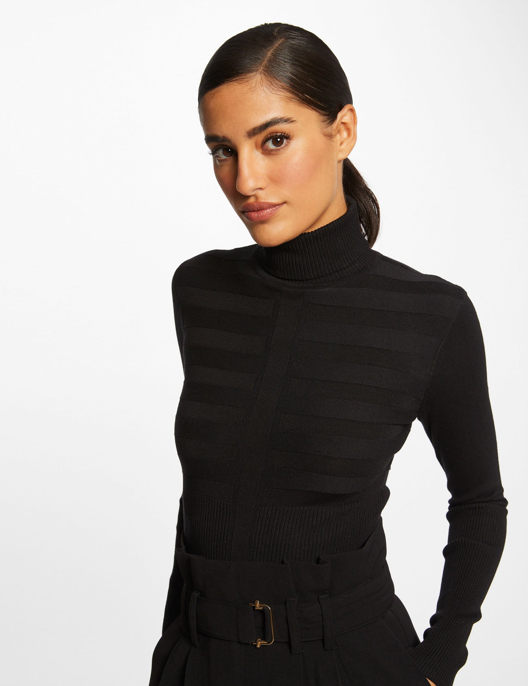 Jersey ajustado de cuello alto negro mujer