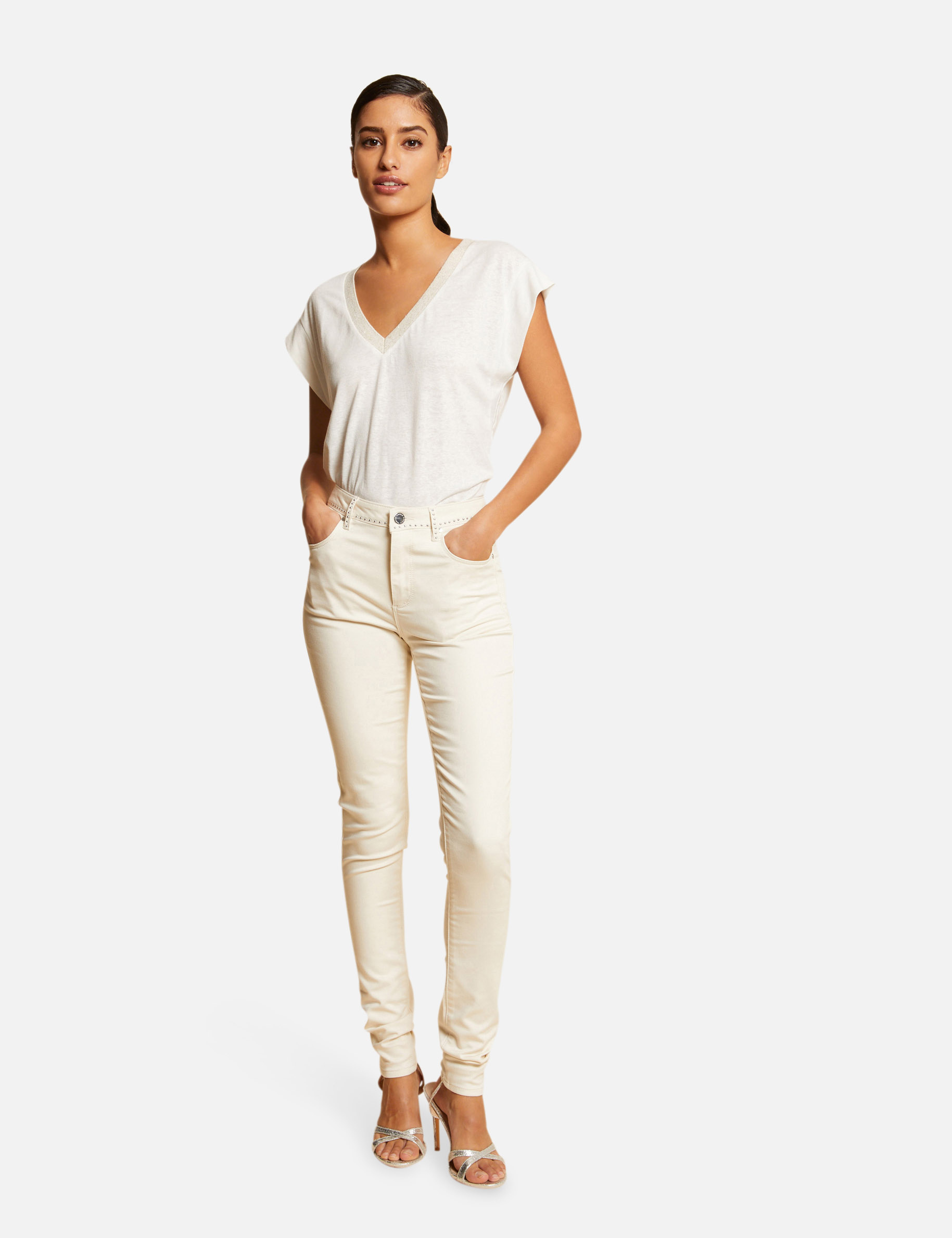 Pantalón slim con tachuelas marfil mujer Pantalón slim con tachuelas marfil mujer