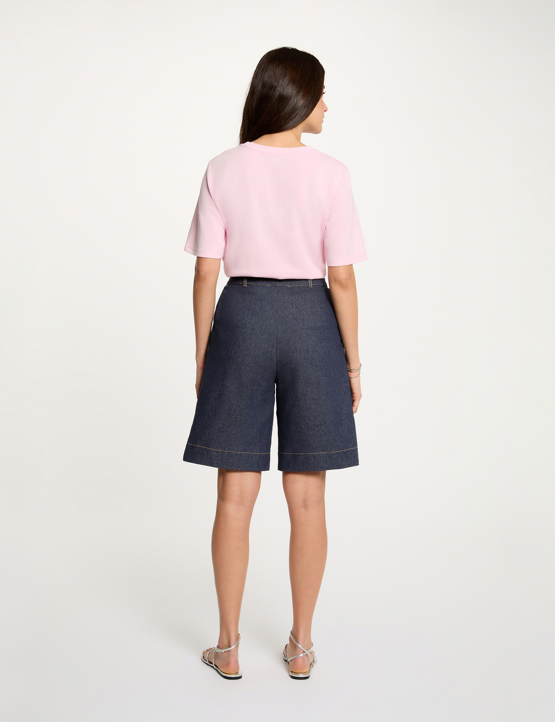 Pantal&oacute;n corto ancho de mezclilla denim crudo mujer