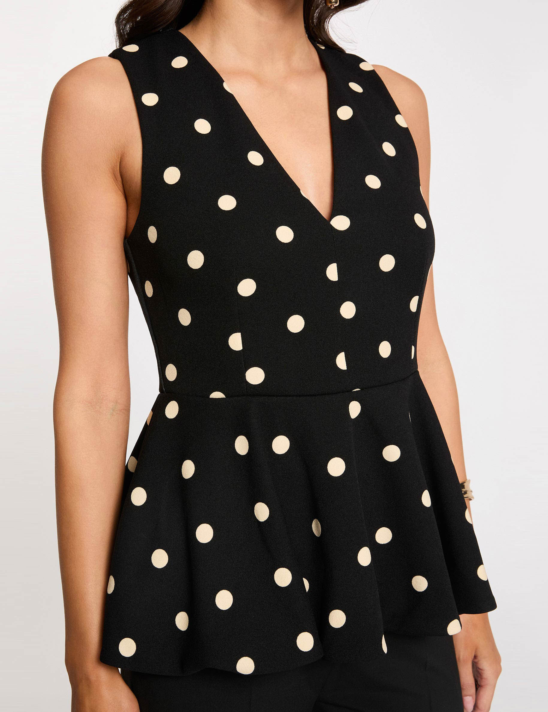 Top ajustado cuello v blanco mujer