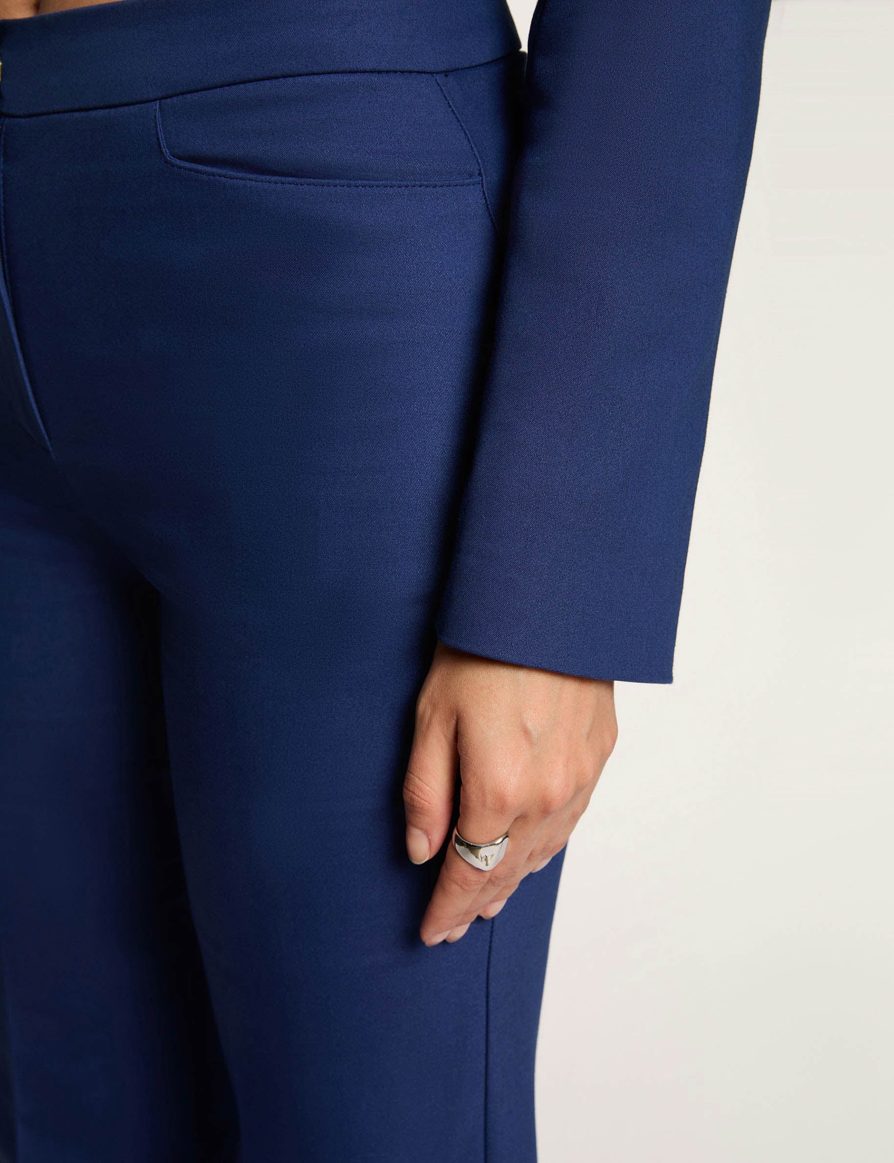 Pantal&oacute;n flare con pinzas azul marino mujer