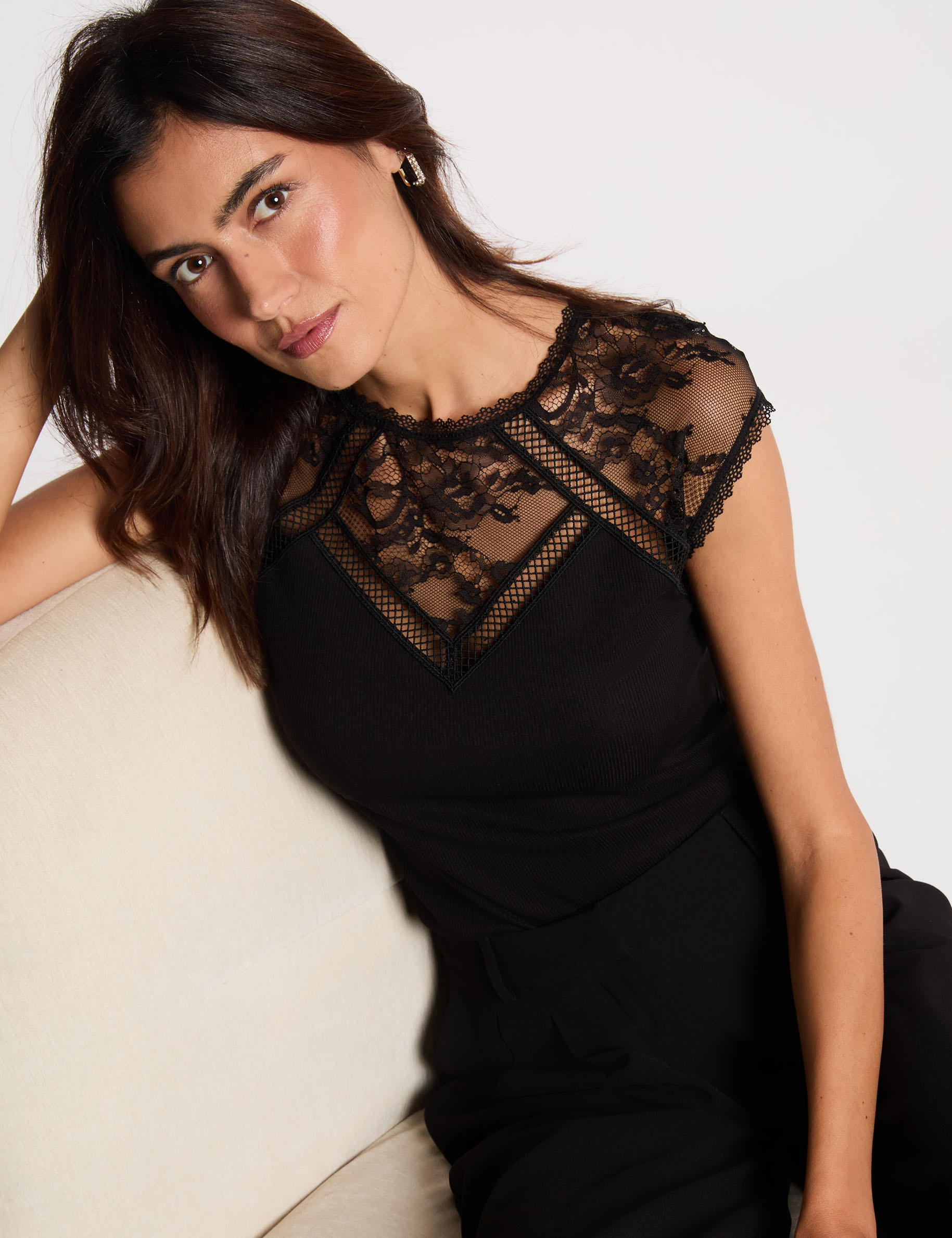 Camiseta de encaje con cuello redondo negro mujer