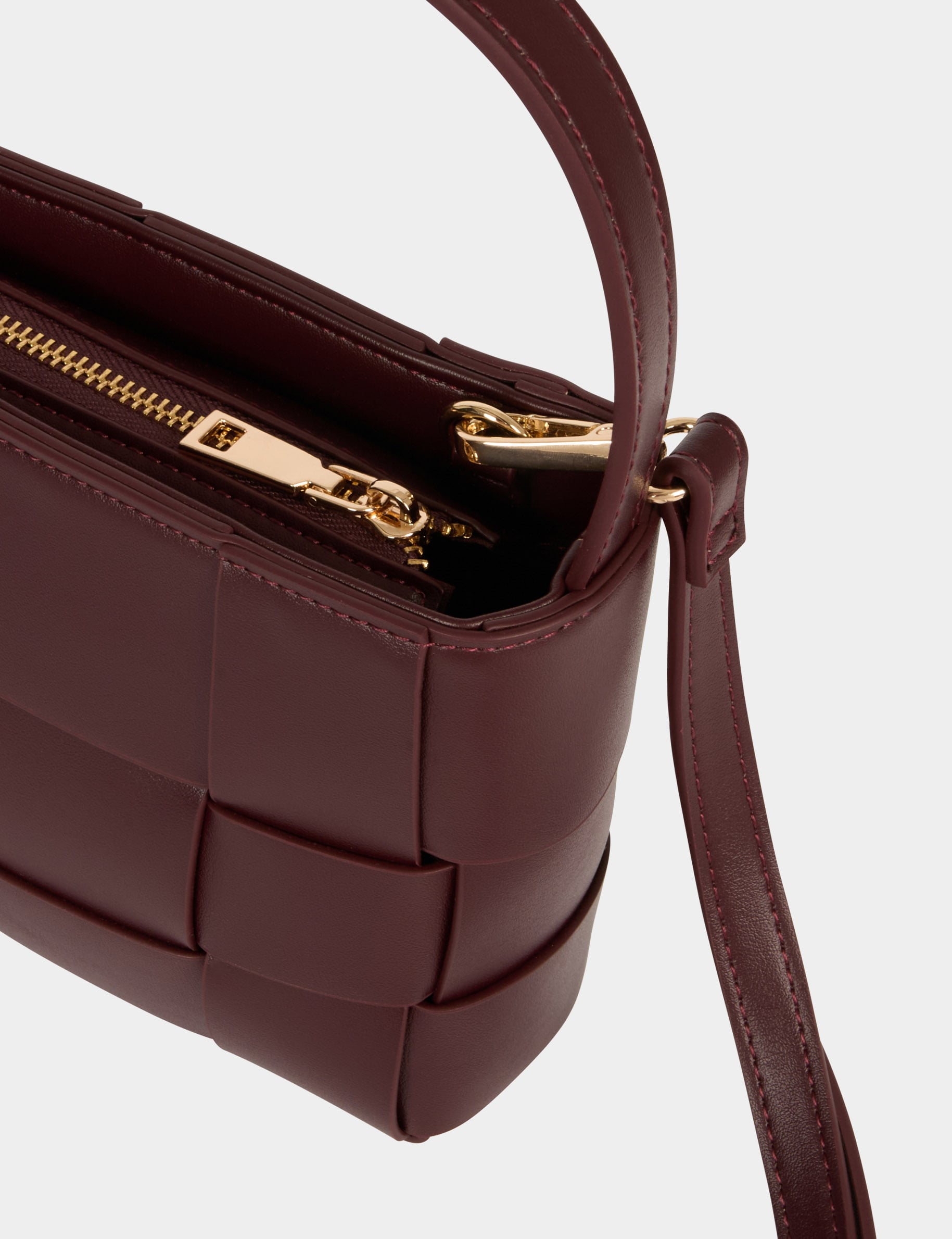 Bolso trenzado de polipiel burdeos mujer