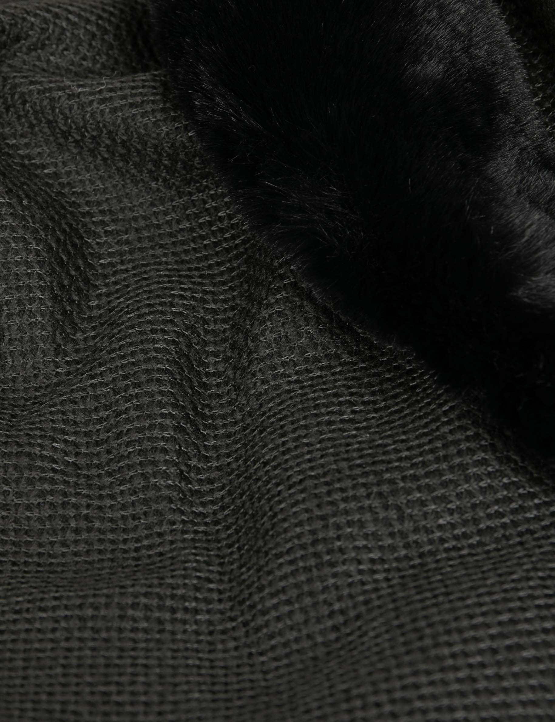 Capa con detalles pelo de imitación negro mujer