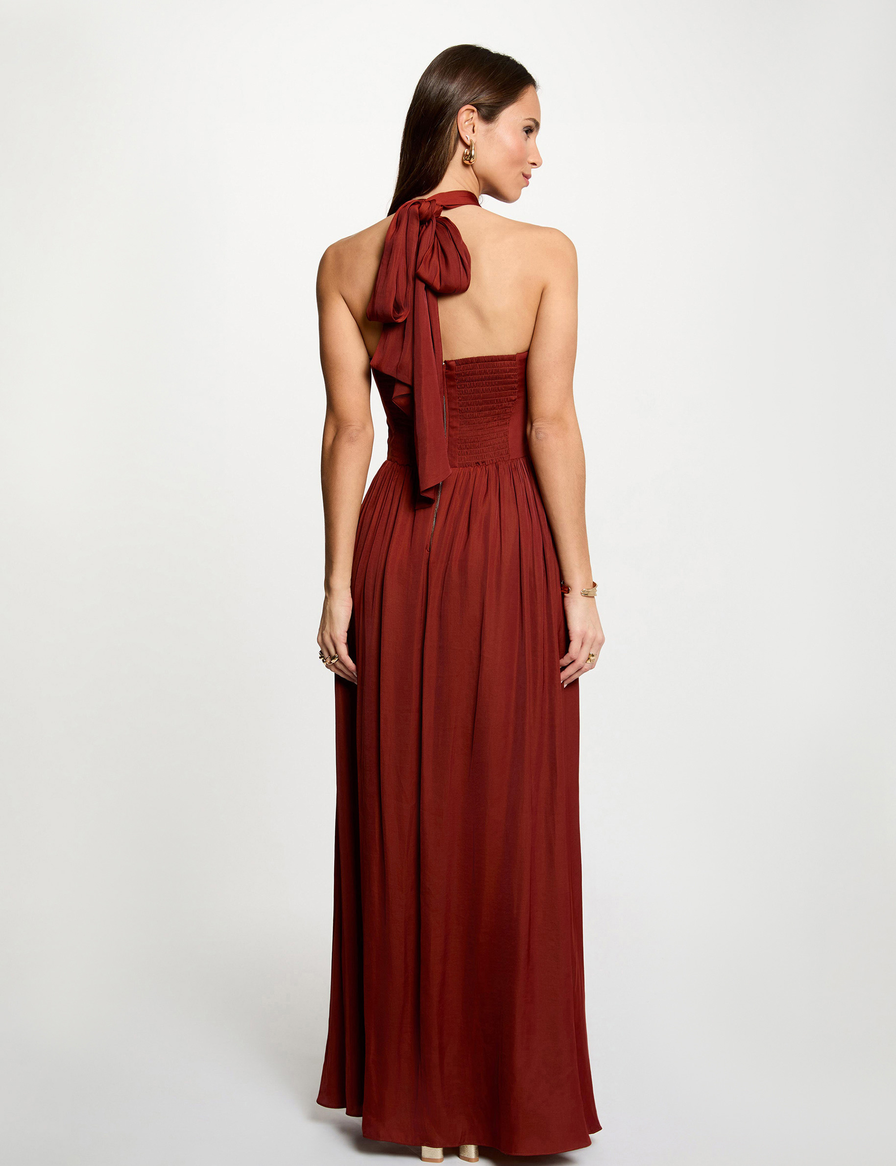 Vestido largo con cuello anudado marr&oacute;n co&ntilde;ac mujer